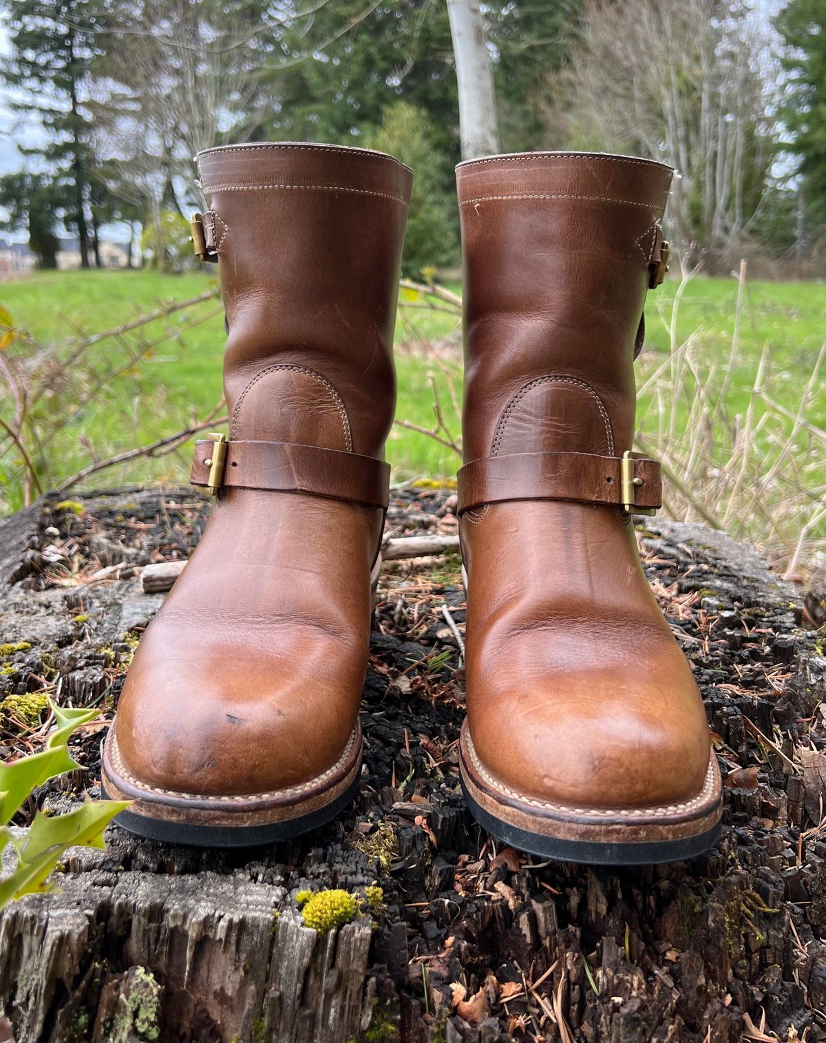 Photo by upsett1_spaghett1 on April 5, 2023 of the Viberg Engineer in Horween Natural Chromexcel.