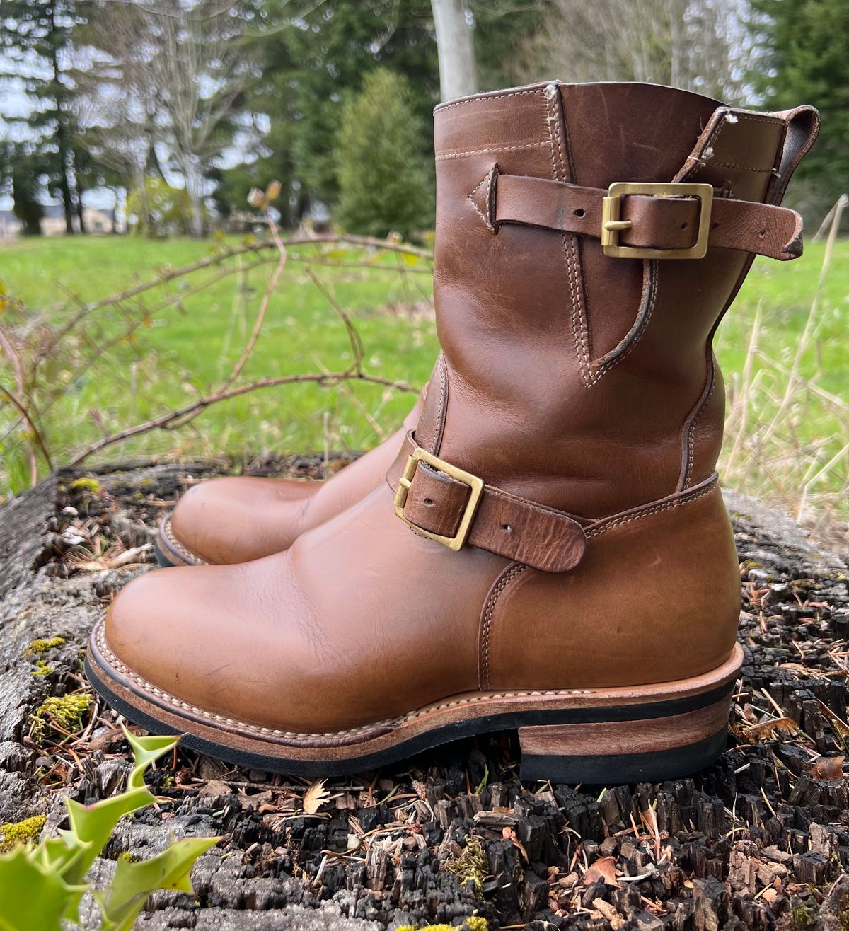 Photo by upsett1_spaghett1 on April 5, 2023 of the Viberg Engineer in Horween Natural Chromexcel.