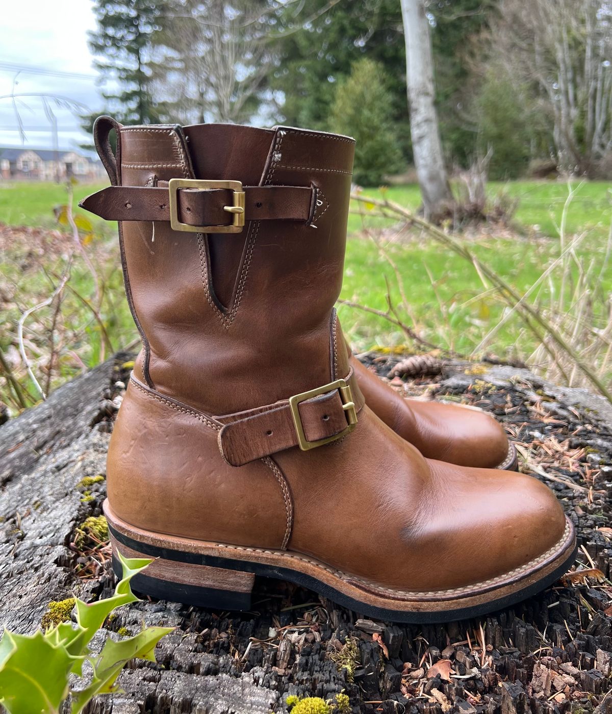 Photo by upsett1_spaghett1 on April 5, 2023 of the Viberg Engineer in Horween Natural Chromexcel.