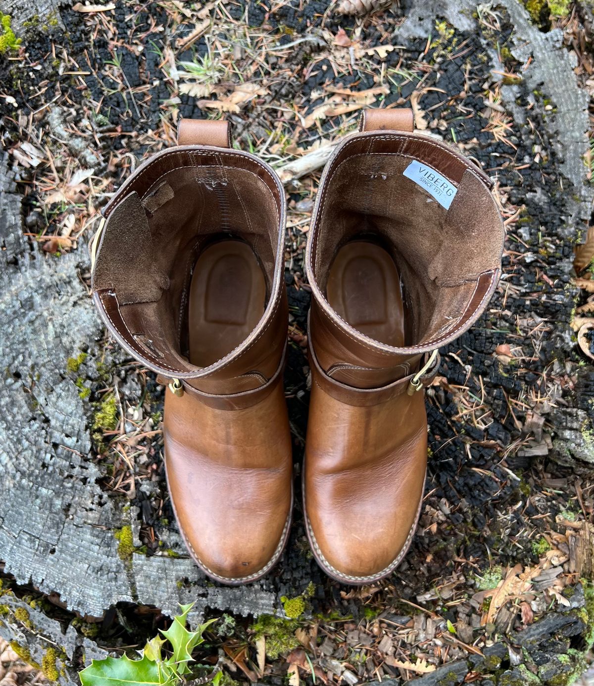 Photo by upsett1_spaghett1 on April 5, 2023 of the Viberg Engineer in Horween Natural Chromexcel.