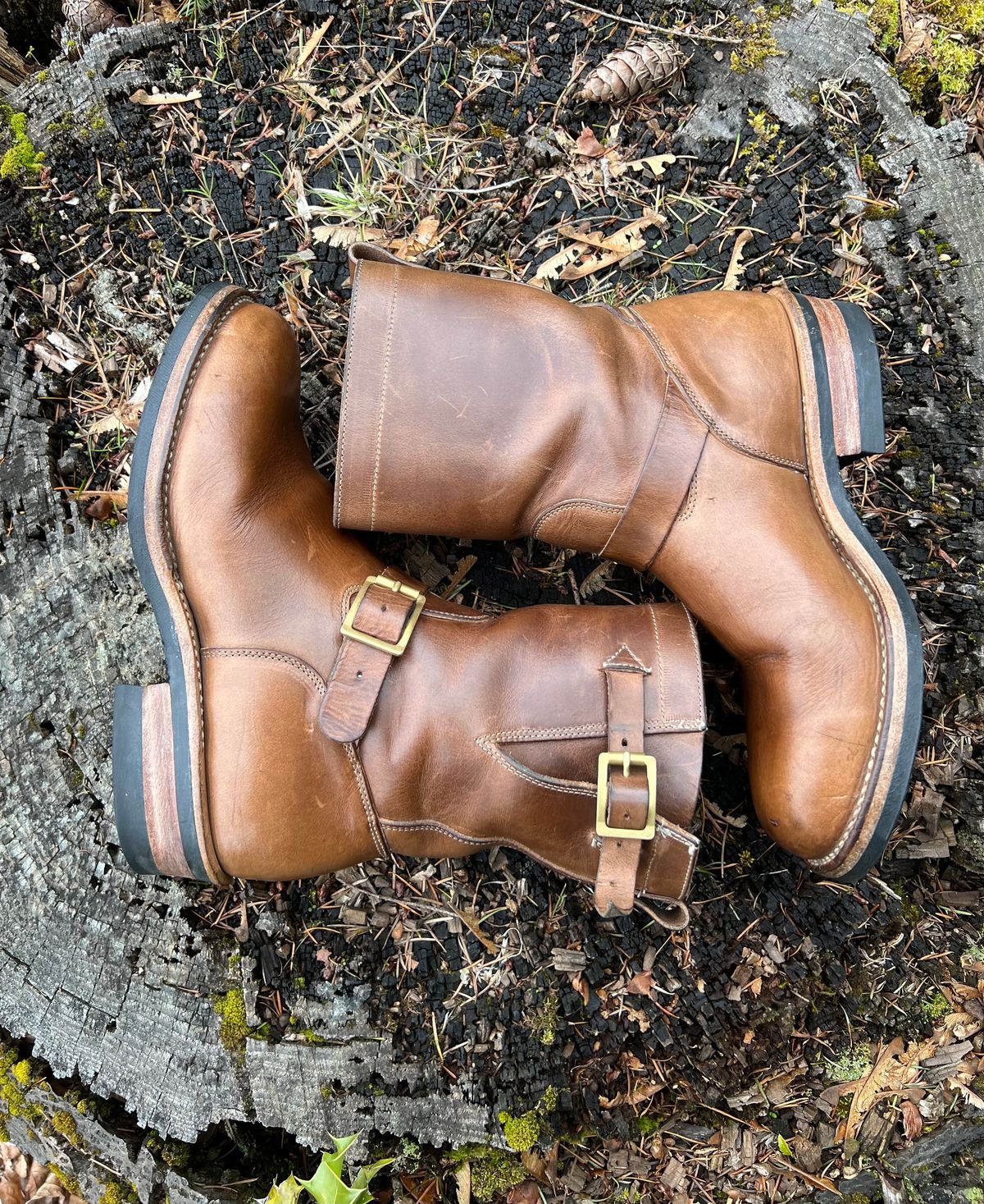 Photo by upsett1_spaghett1 on April 5, 2023 of the Viberg Engineer in Horween Natural Chromexcel.