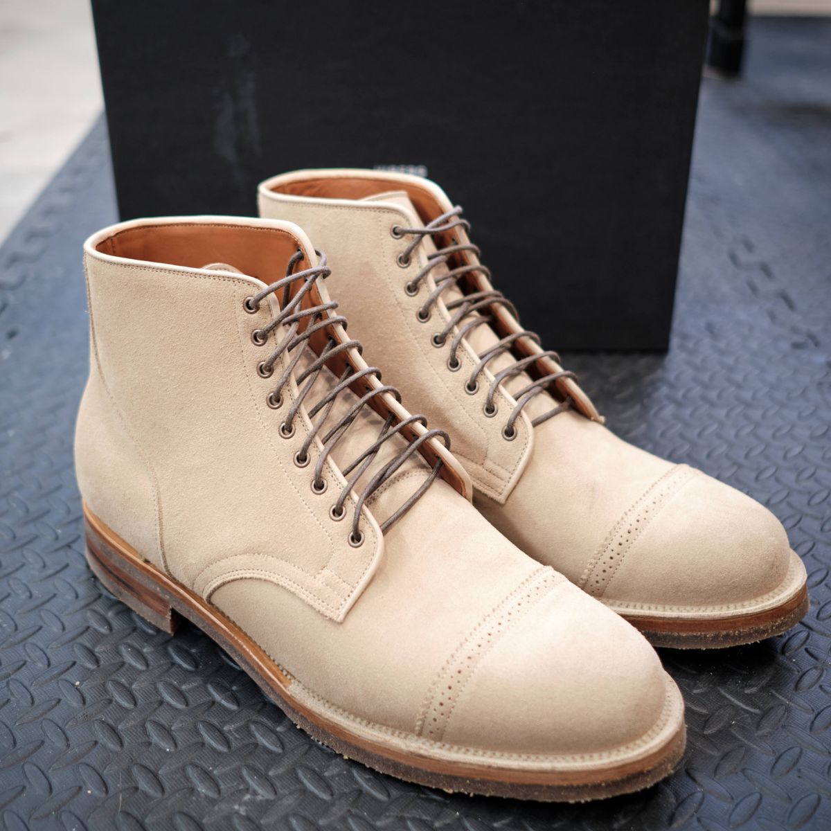 Photo by deiru on February 26, 2025 of the Viberg Service Boot in C.F. Stead Milkshake Calf Suede & indigo dyed C.F. Stead Milkshake suede.