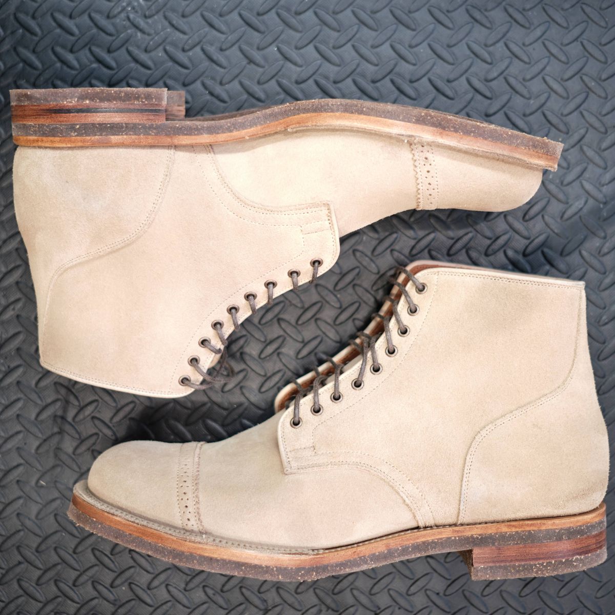 Photo by deiru on February 26, 2025 of the Viberg Service Boot in C.F. Stead Milkshake Calf Suede & indigo dyed C.F. Stead Milkshake suede.