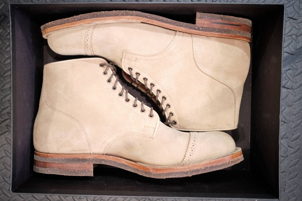 Photo by deiru on February 26, 2025 of the Viberg Service Boot in C.F. Stead Milkshake Calf Suede & indigo dyed C.F. Stead Milkshake suede.