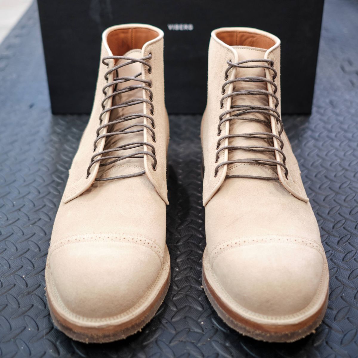 Photo by deiru on February 26, 2025 of the Viberg Service Boot in C.F. Stead Milkshake Calf Suede & indigo dyed C.F. Stead Milkshake suede.