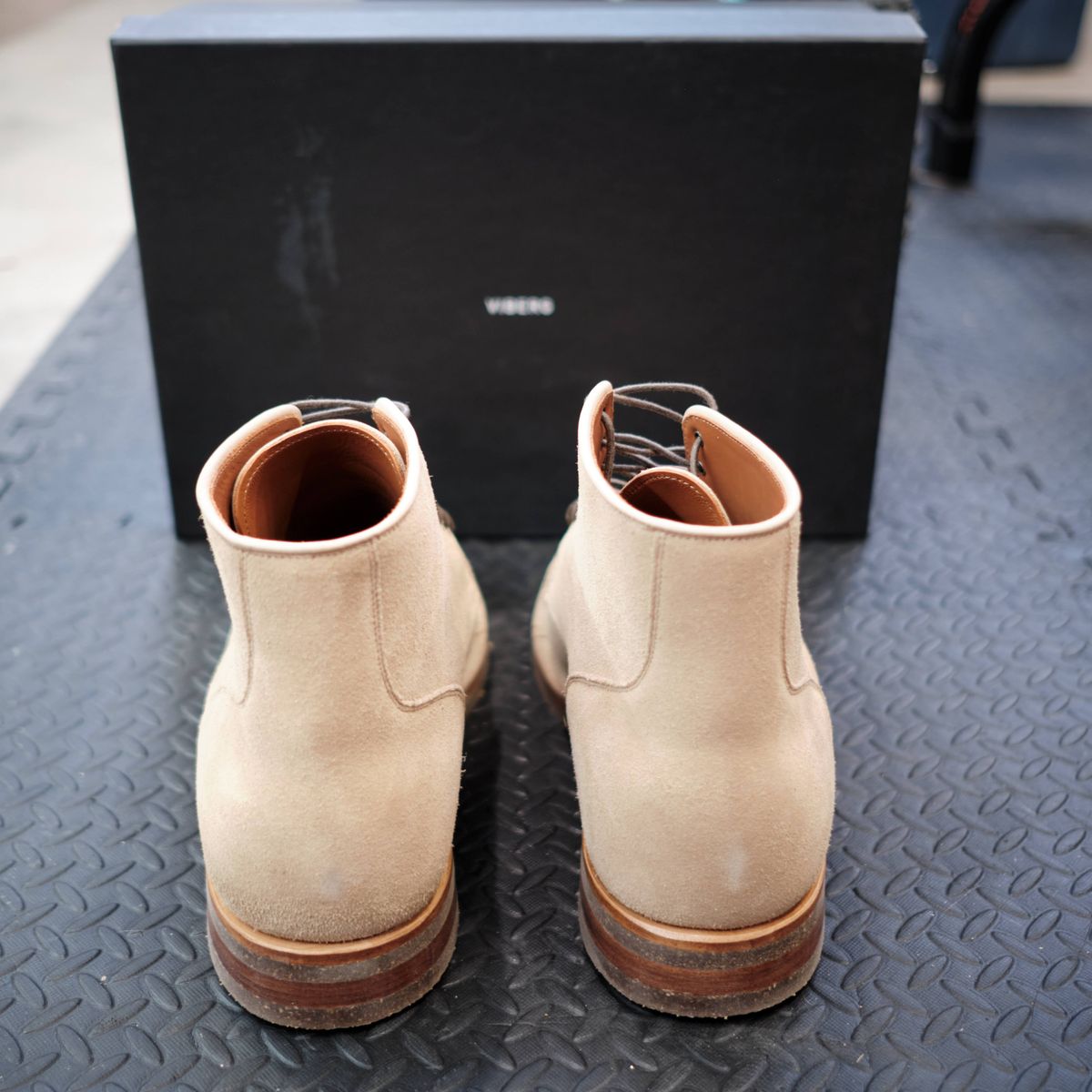 Photo by deiru on February 26, 2025 of the Viberg Service Boot in C.F. Stead Milkshake Calf Suede & indigo dyed C.F. Stead Milkshake suede.