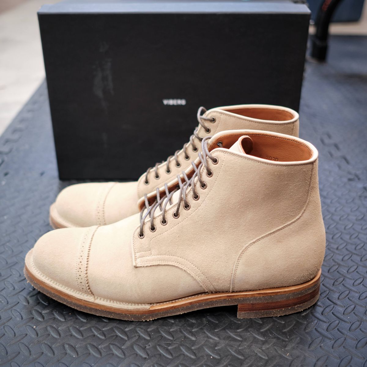 Photo by deiru on February 26, 2025 of the Viberg Service Boot in C.F. Stead Milkshake Calf Suede & indigo dyed C.F. Stead Milkshake suede.