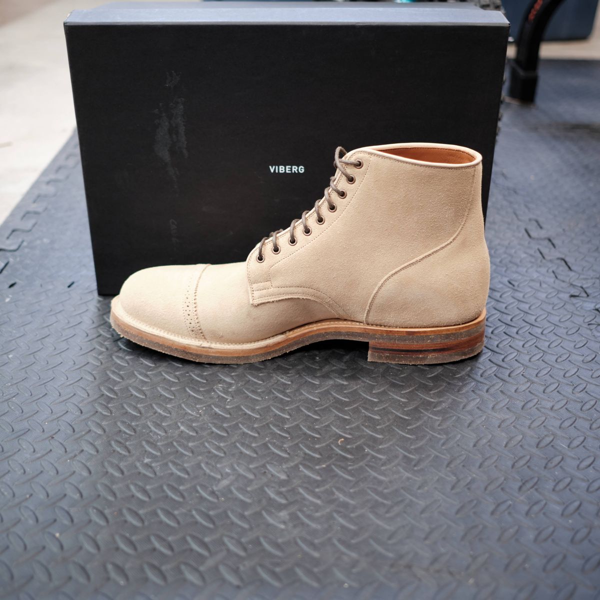 Photo by deiru on February 26, 2025 of the Viberg Service Boot in C.F. Stead Milkshake Calf Suede & indigo dyed C.F. Stead Milkshake suede.