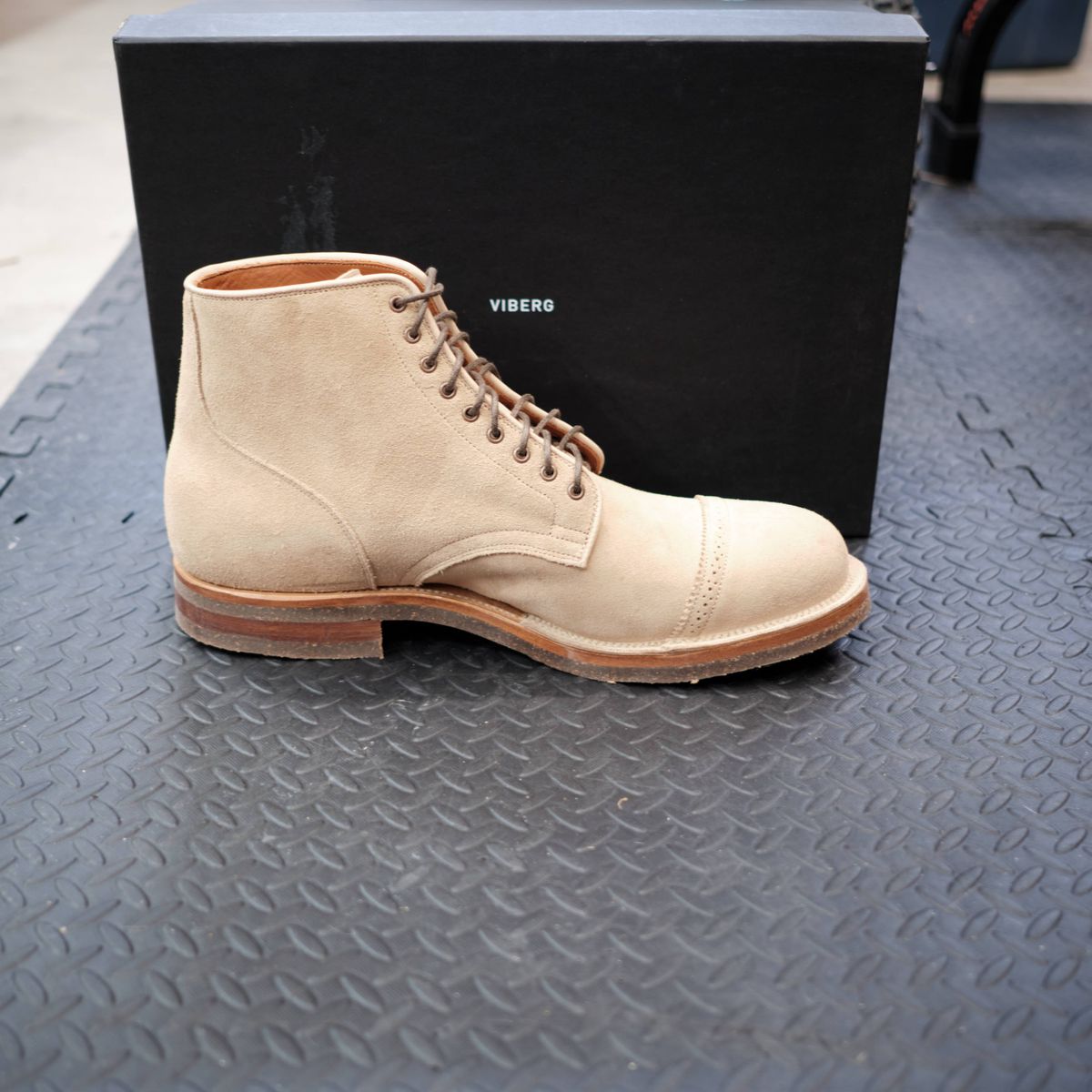 Photo by deiru on February 26, 2025 of the Viberg Service Boot in C.F. Stead Milkshake Calf Suede & indigo dyed C.F. Stead Milkshake suede.