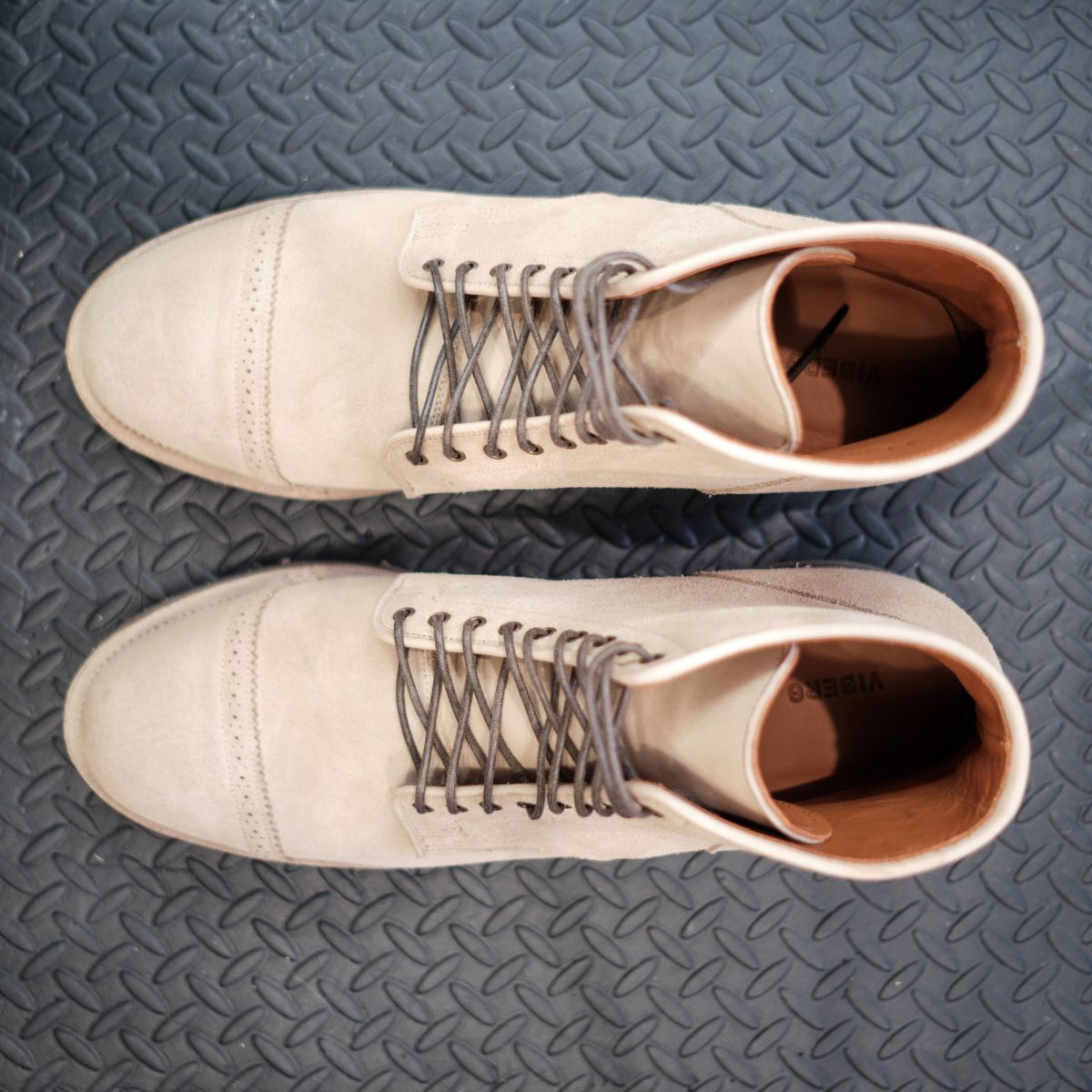 Photo by deiru on February 26, 2025 of the Viberg Service Boot in C.F. Stead Milkshake Calf Suede & indigo dyed C.F. Stead Milkshake suede.