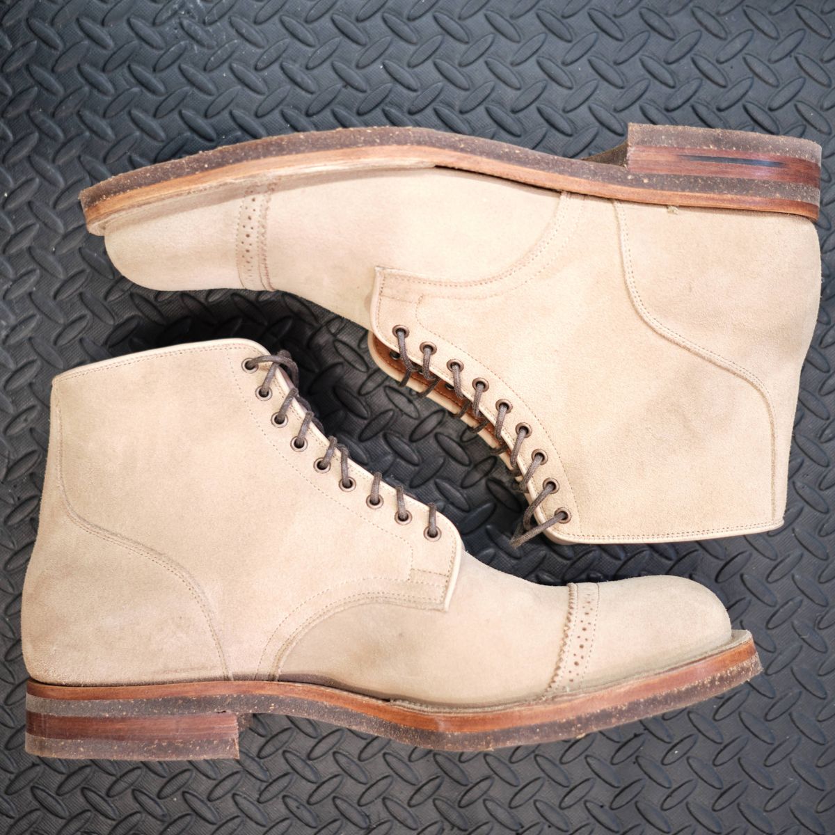 Photo by deiru on February 26, 2025 of the Viberg Service Boot in C.F. Stead Milkshake Calf Suede & indigo dyed C.F. Stead Milkshake suede.