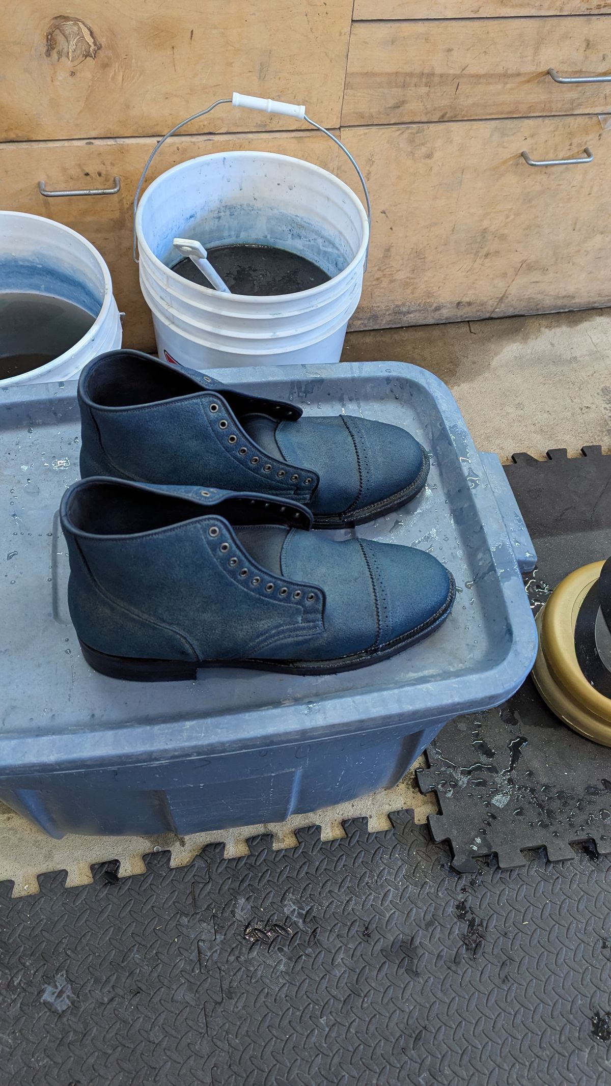 Photo by deiru on August 19, 2025 of the Viberg Service Boot in C.F. Stead Milkshake Calf Suede & indigo dyed C.F. Stead Milkshake suede.
