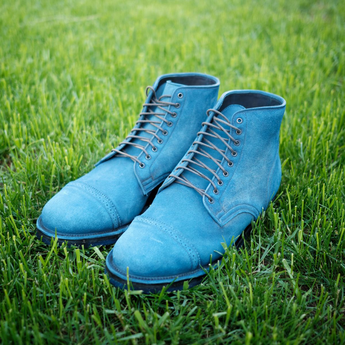 Photo by deiru on August 23, 2025 of the Viberg Service Boot in C.F. Stead Milkshake Calf Suede & indigo dyed C.F. Stead Milkshake suede.