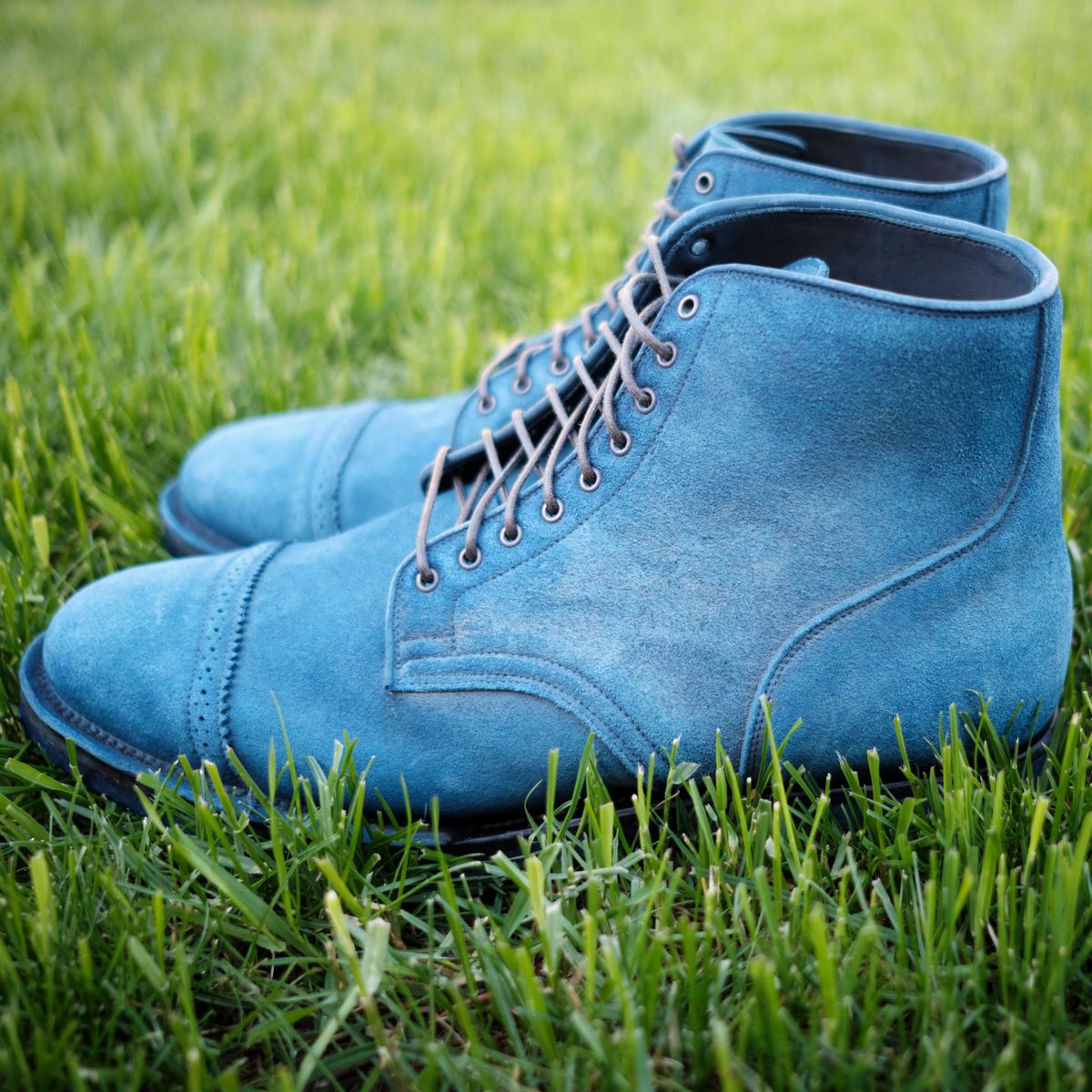 Photo by deiru on August 23, 2025 of the Viberg Service Boot in C.F. Stead Milkshake Calf Suede & indigo dyed C.F. Stead Milkshake suede.
