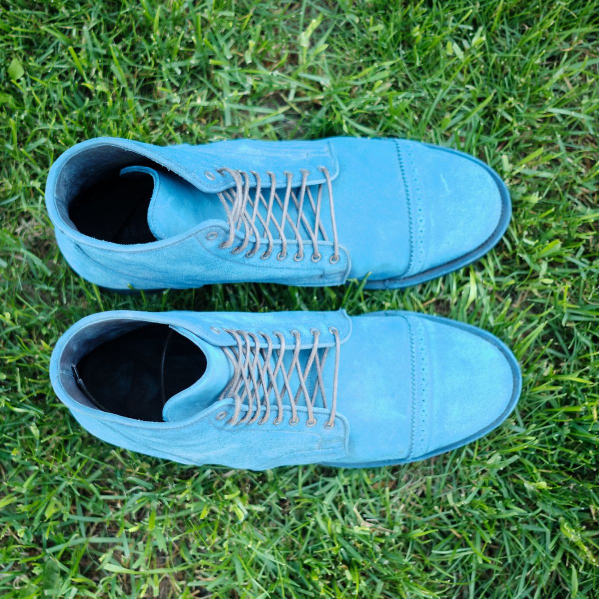Photo by deiru on August 23, 2025 of the Viberg Service Boot in C.F. Stead Milkshake Calf Suede & indigo dyed C.F. Stead Milkshake suede.