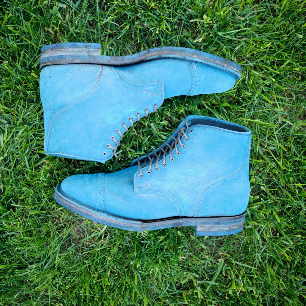 Photo by deiru on August 23, 2025 of the Viberg Service Boot in C.F. Stead Milkshake Calf Suede & indigo dyed C.F. Stead Milkshake suede.
