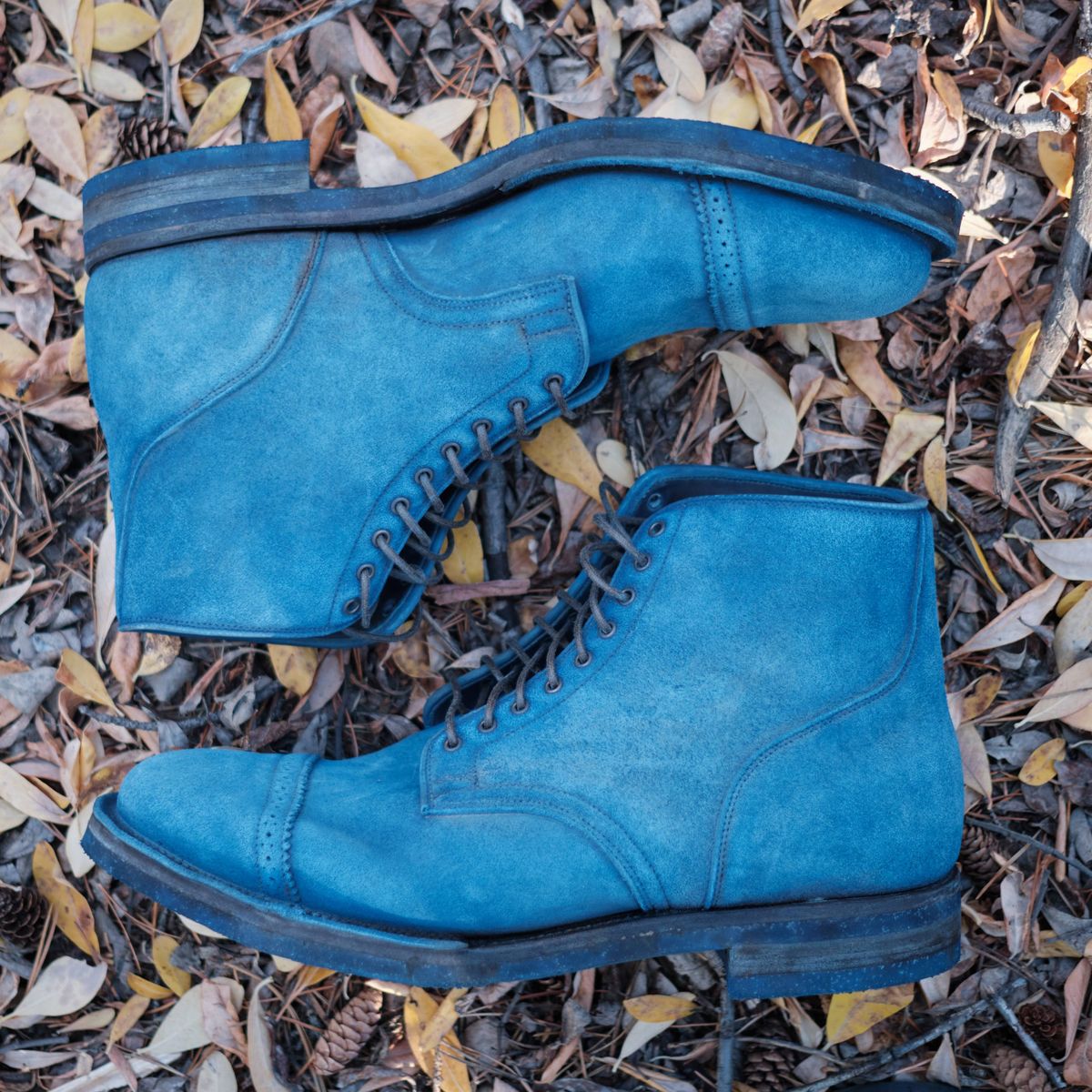 Photo by deiru on October 1, 2025 of the Viberg Service Boot in C.F. Stead Milkshake Calf Suede & indigo dyed C.F. Stead Milkshake suede.