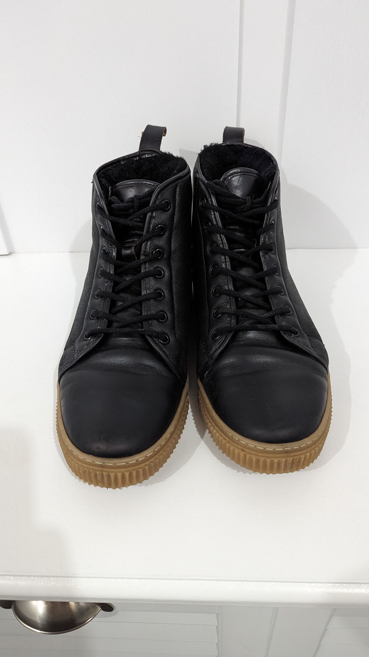 Photo by deiru on October 7, 2023 of the Goral x Rose Anvil Muggs in Irish sheepskin.