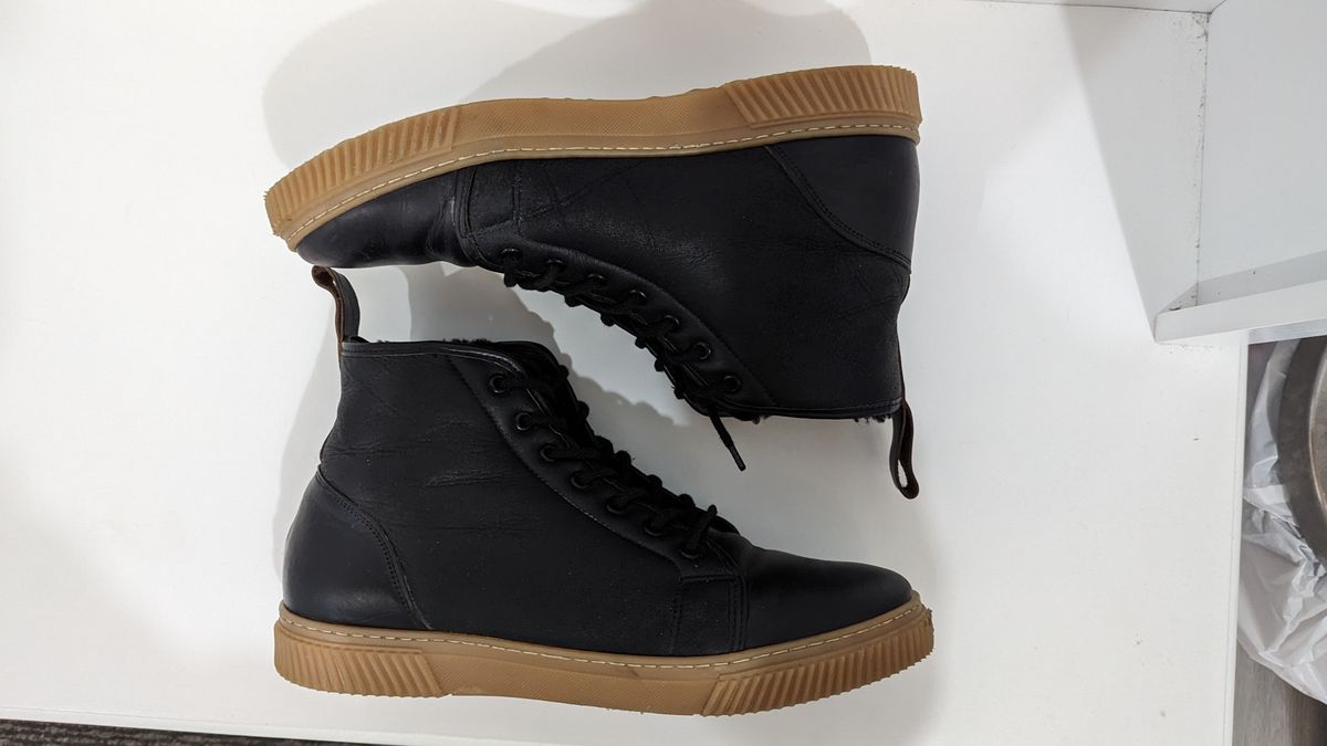 Photo by deiru on October 7, 2023 of the Goral x Rose Anvil Muggs in Irish sheepskin.