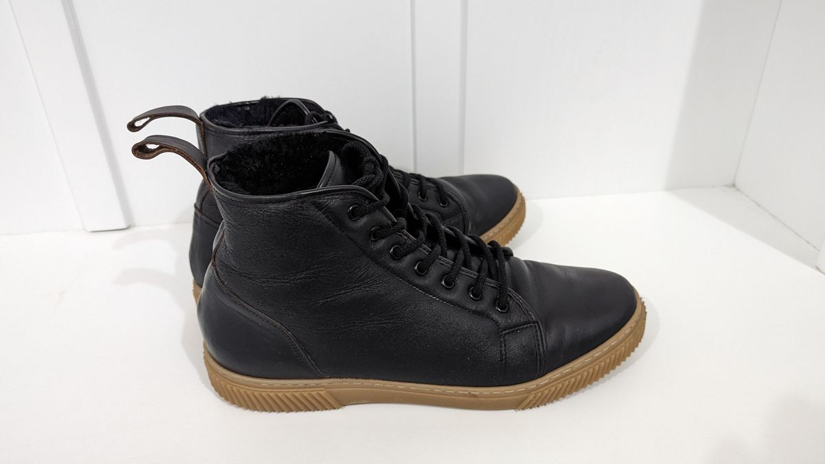 Photo by deiru on October 7, 2023 of the Goral x Rose Anvil Muggs in Irish sheepskin.