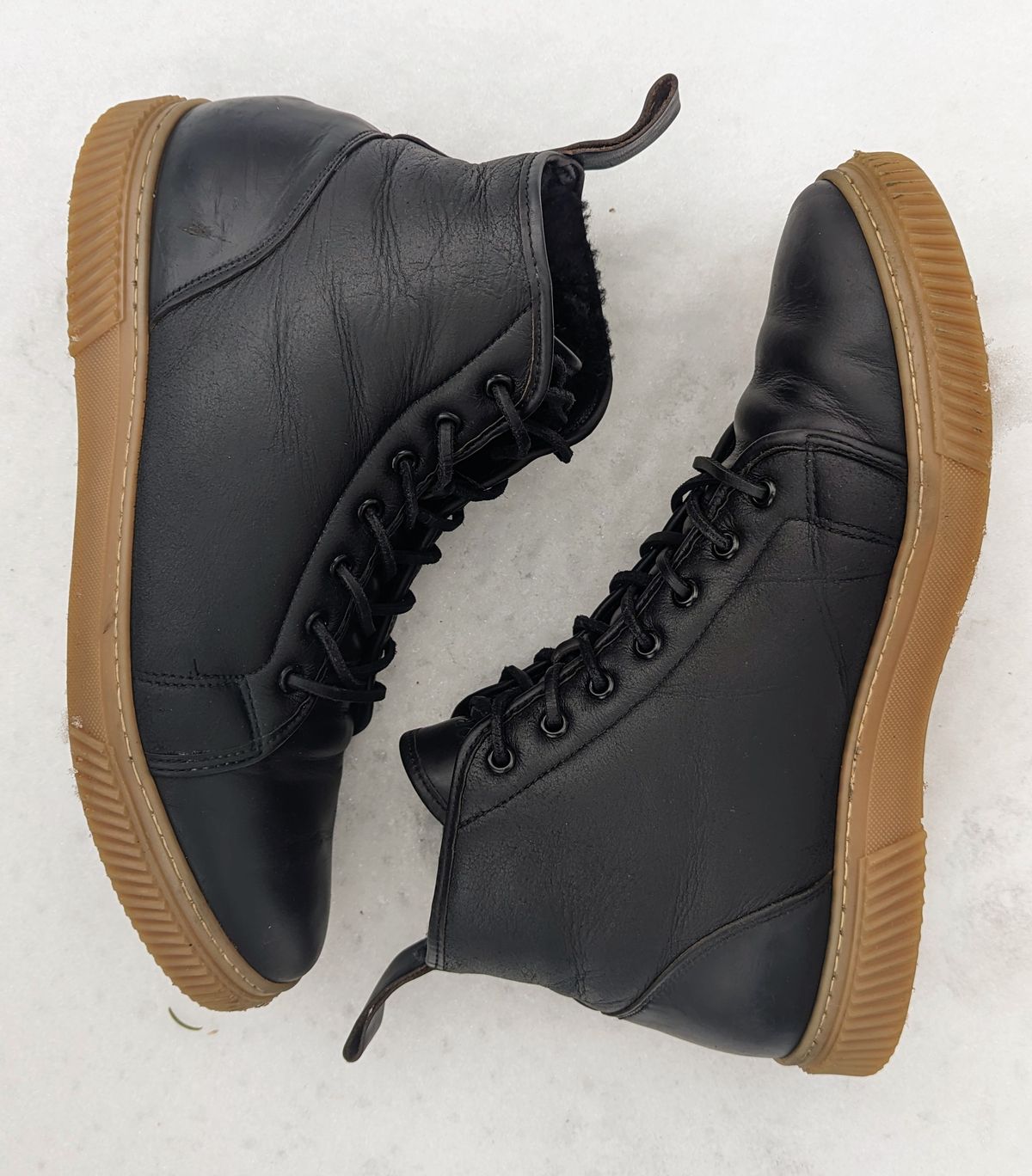 Photo by deiru on December 3, 2023 of the Goral x Rose Anvil Muggs in Irish sheepskin.