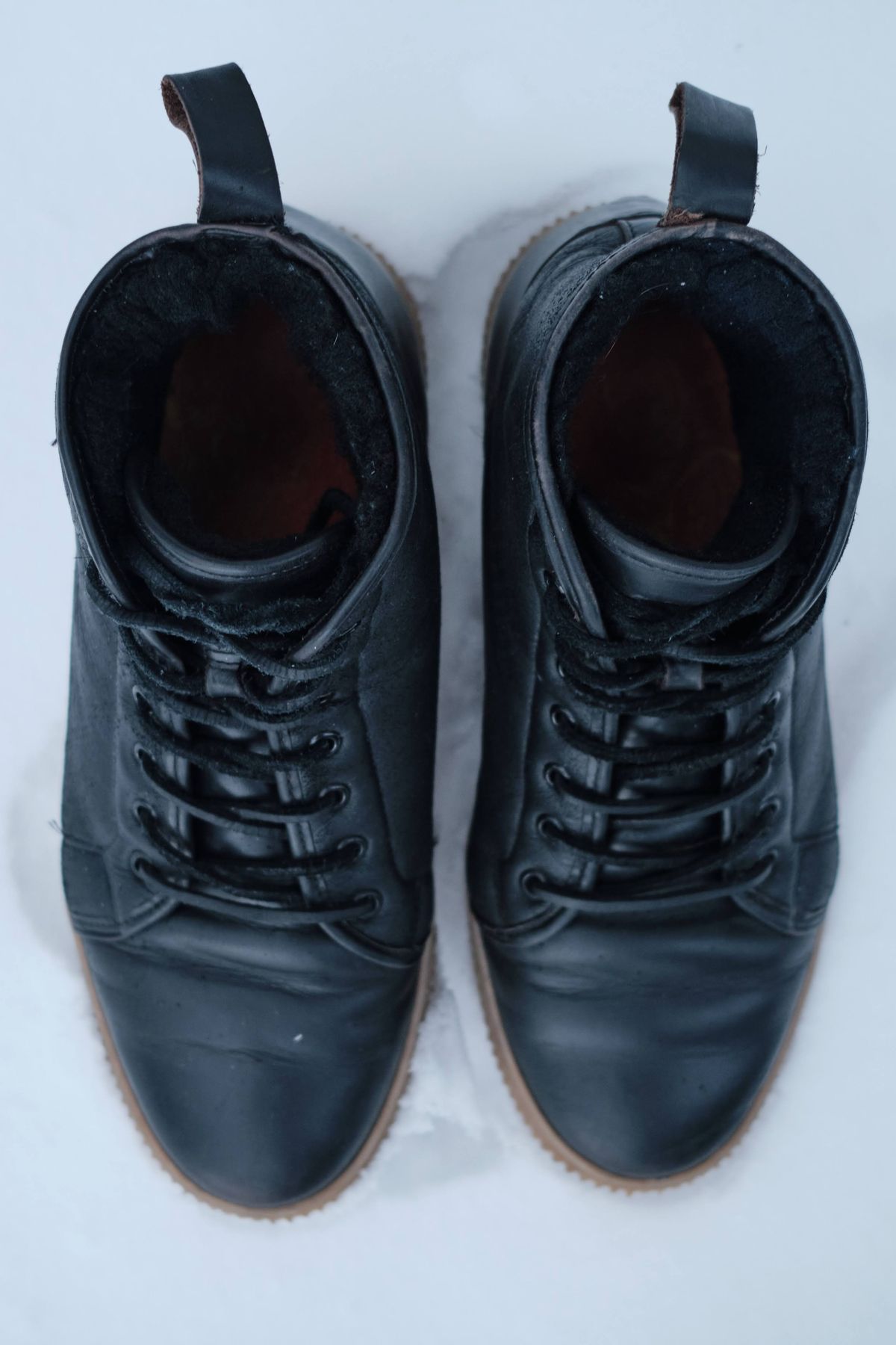 Photo by deiru on January 3, 2024 of the Goral x Rose Anvil Muggs in Irish sheepskin.