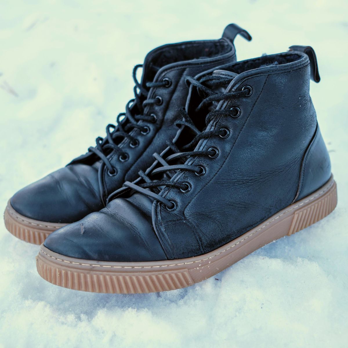 Photo by deiru on February 3, 2024 of the Goral x Rose Anvil Muggs in Irish sheepskin.