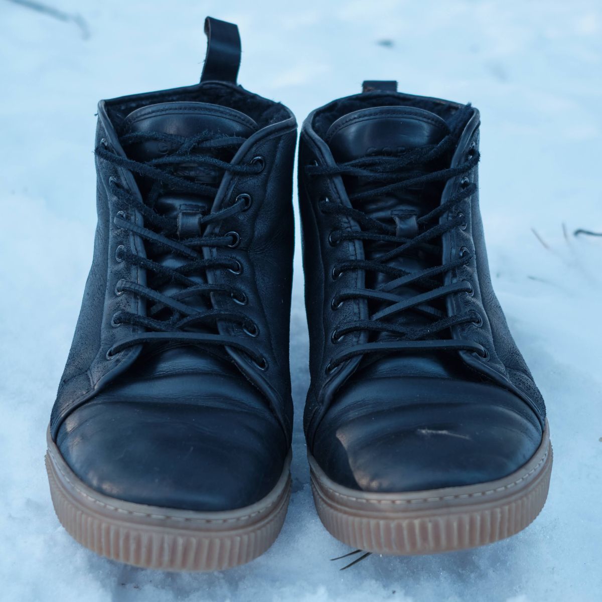 Photo by deiru on February 3, 2024 of the Goral x Rose Anvil Muggs in Irish sheepskin.