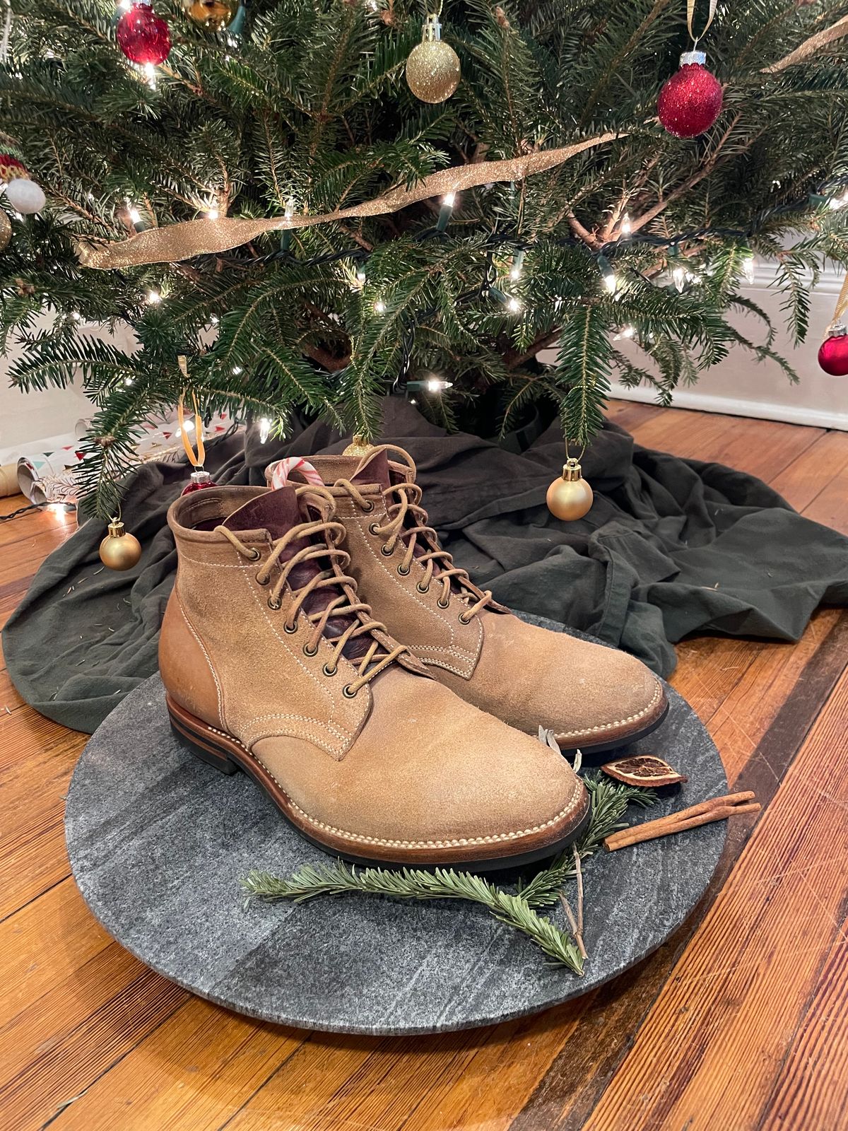 Photo by ccasenhiser on January 5, 2024 of the Flame Panda Service Boot in Natural Roughout Horsebutt.