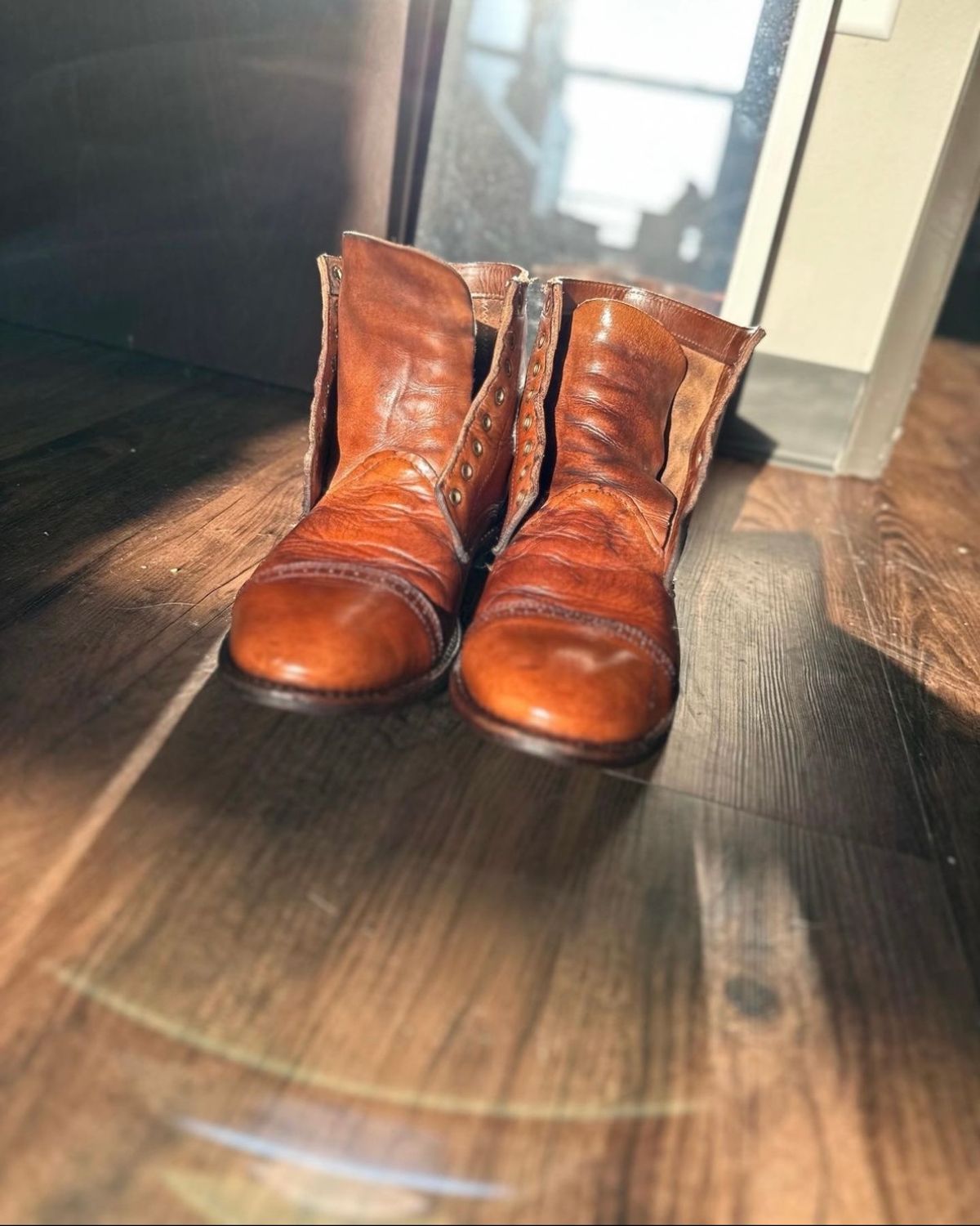 Photo by _cryptid_jack on May 26, 2023 of the Oak Street Bootmakers Trench Boot in Horween Natural Chromexcel.