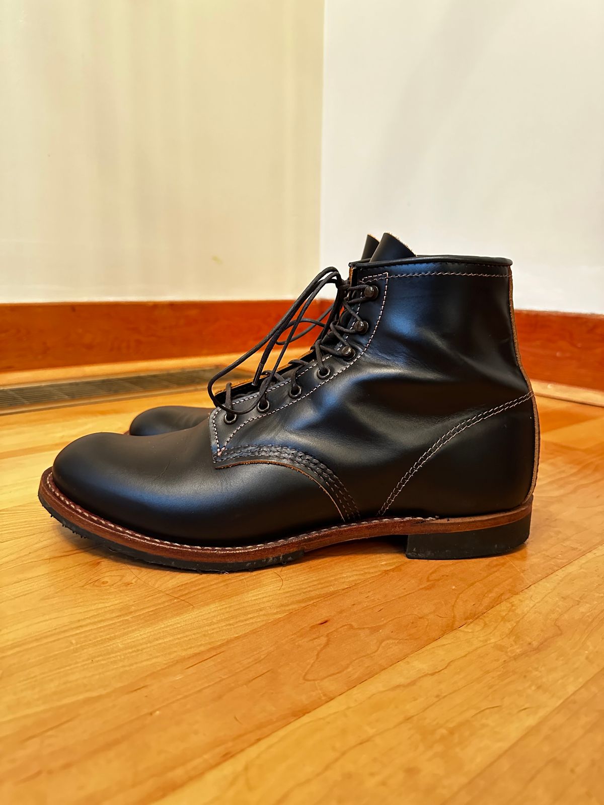 Photo by cjhill1 on November 5, 2024 of the Red Wing Beckman Flatbox in S.B. Foot Black Klondike.