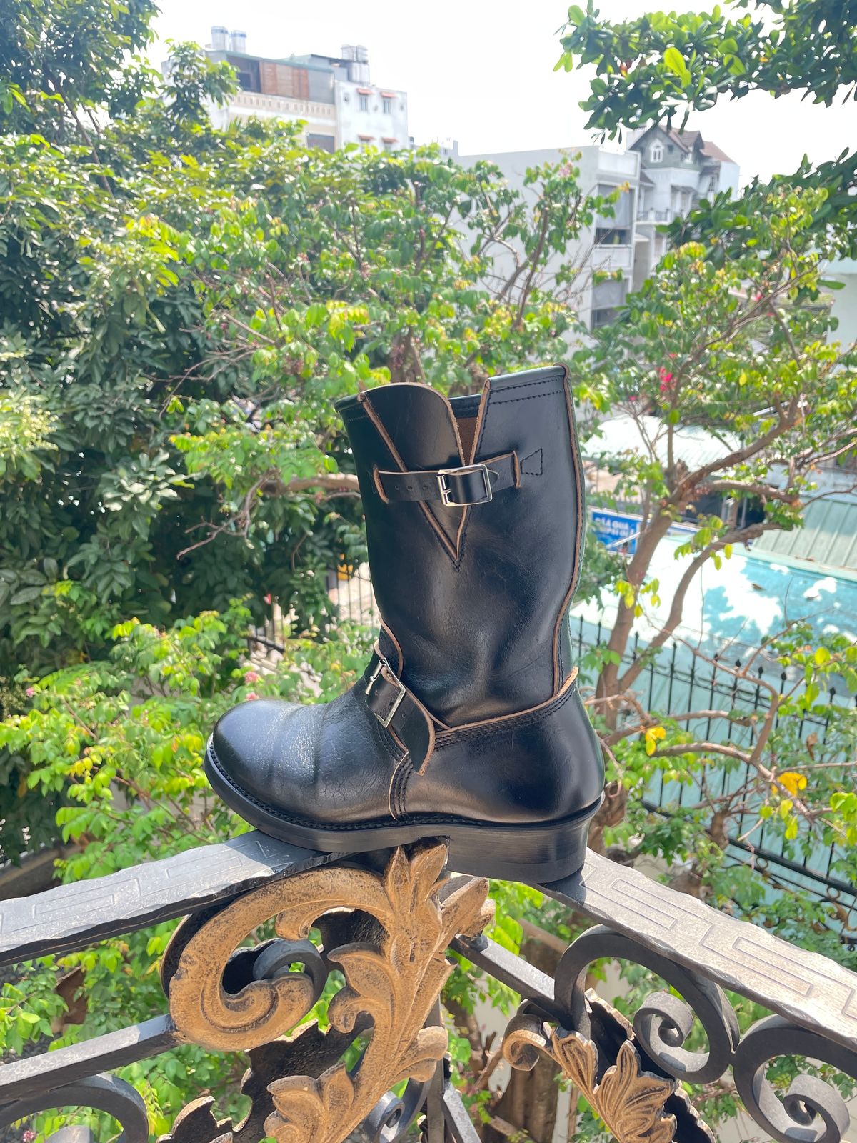 Photo by rowiz on January 7, 2024 of the John Lofgren Wabash Engineer Boots in Shinki Black Oiled Horsebutt.