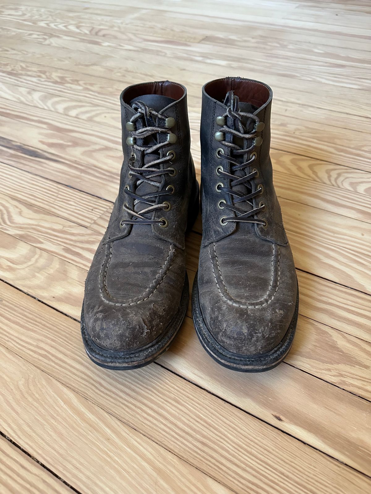 Photo by Ohmayer on March 2, 2025 of the Grant Stone Brass Boot in CF Stead Black Waxed Deerhide.