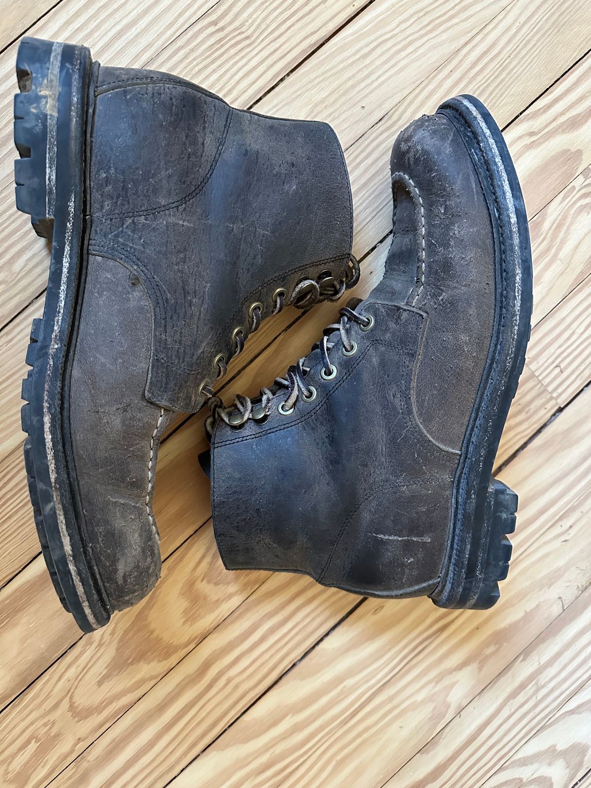 Photo by Ohmayer on March 2, 2025 of the Grant Stone Brass Boot in CF Stead Black Waxed Deerhide.