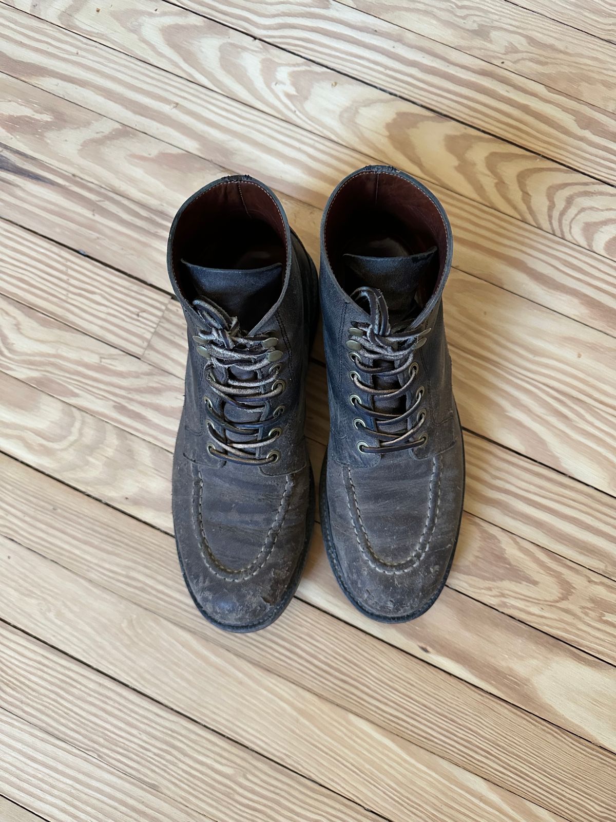 Photo by Ohmayer on March 2, 2025 of the Grant Stone Brass Boot in CF Stead Black Waxed Deerhide.