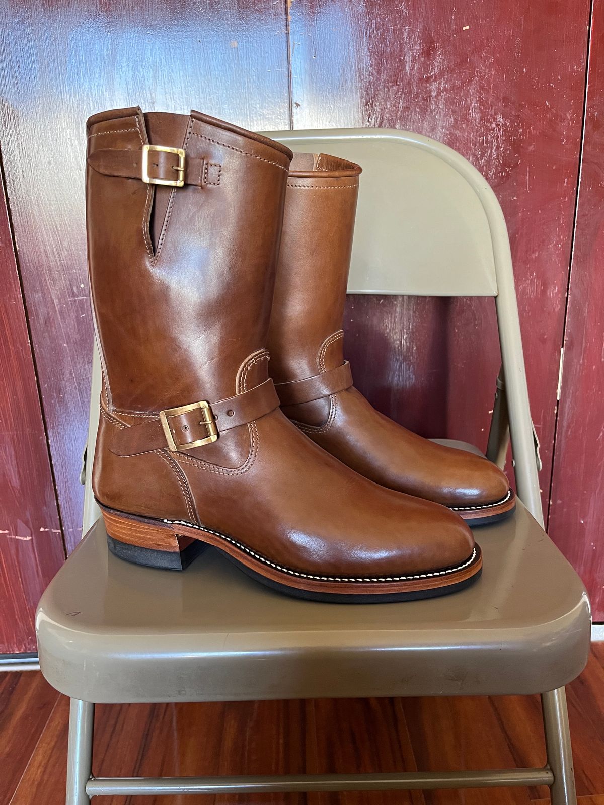 Photo by YourBrother on October 1, 2023 of the Attractions BILTBUCK Engineer Boots in Crust Horsebutt.