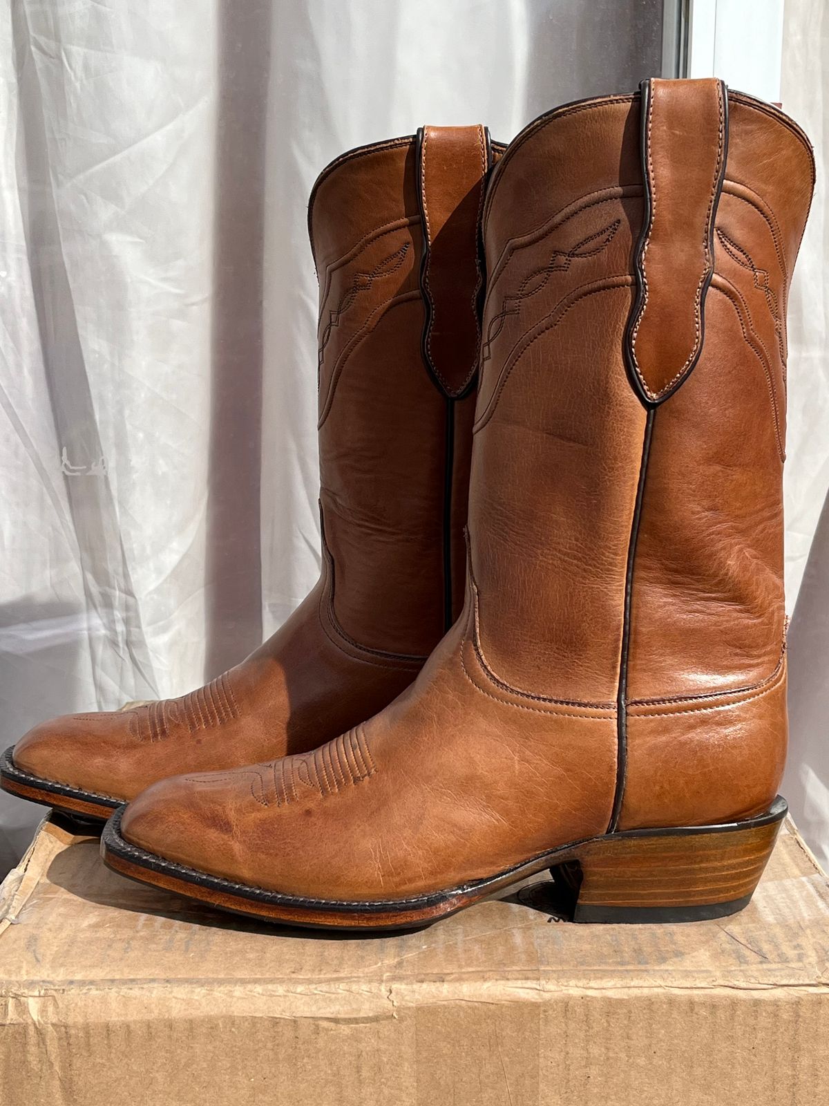 Photo by YourBrother on October 1, 2024 of the Blackjack Boots Cowboy in Burnished Peanut.