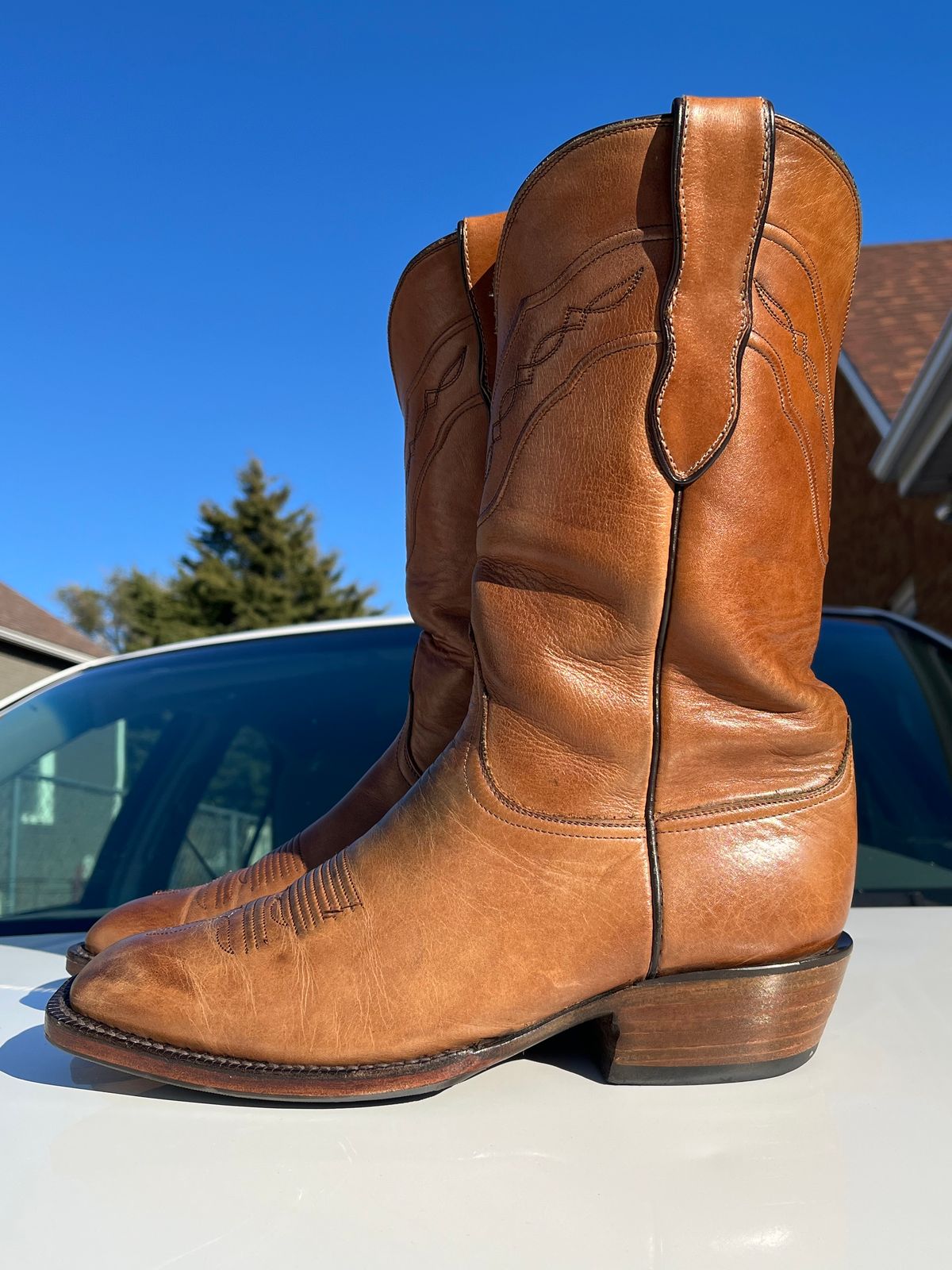 Photo by YourBrother on November 5, 2024 of the Blackjack Boots Cowboy in Burnished Peanut.