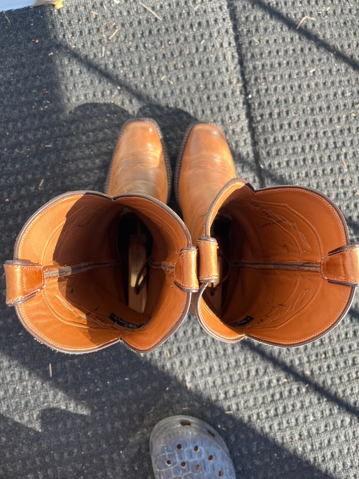 Photo by YourBrother on November 5, 2024 of the Blackjack Boots Cowboy in Burnished Peanut.