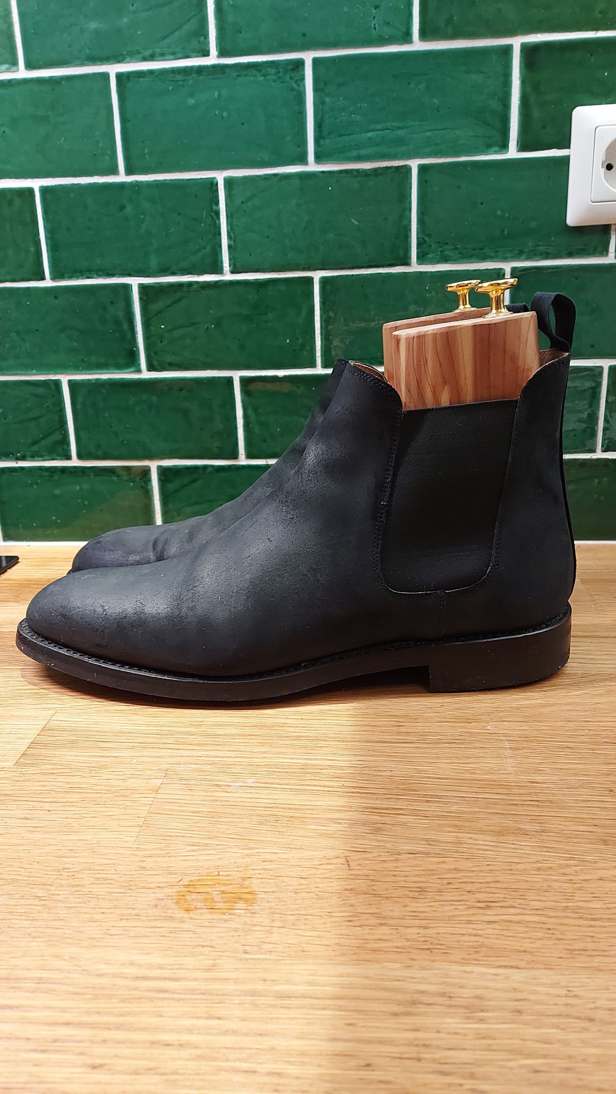 Photo by FightingAnts on November 2, 2023 of the Crockett & Jones Chelsea 5 in Navy Roughout Suede.