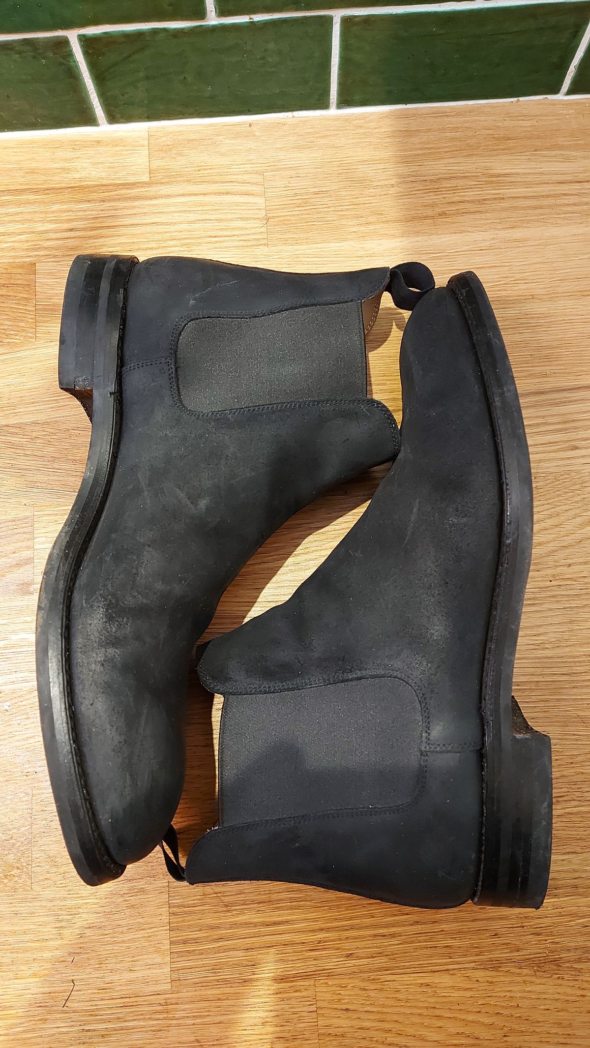 Photo by FightingAnts on November 2, 2023 of the Crockett & Jones Chelsea 5 in Navy Roughout Suede.