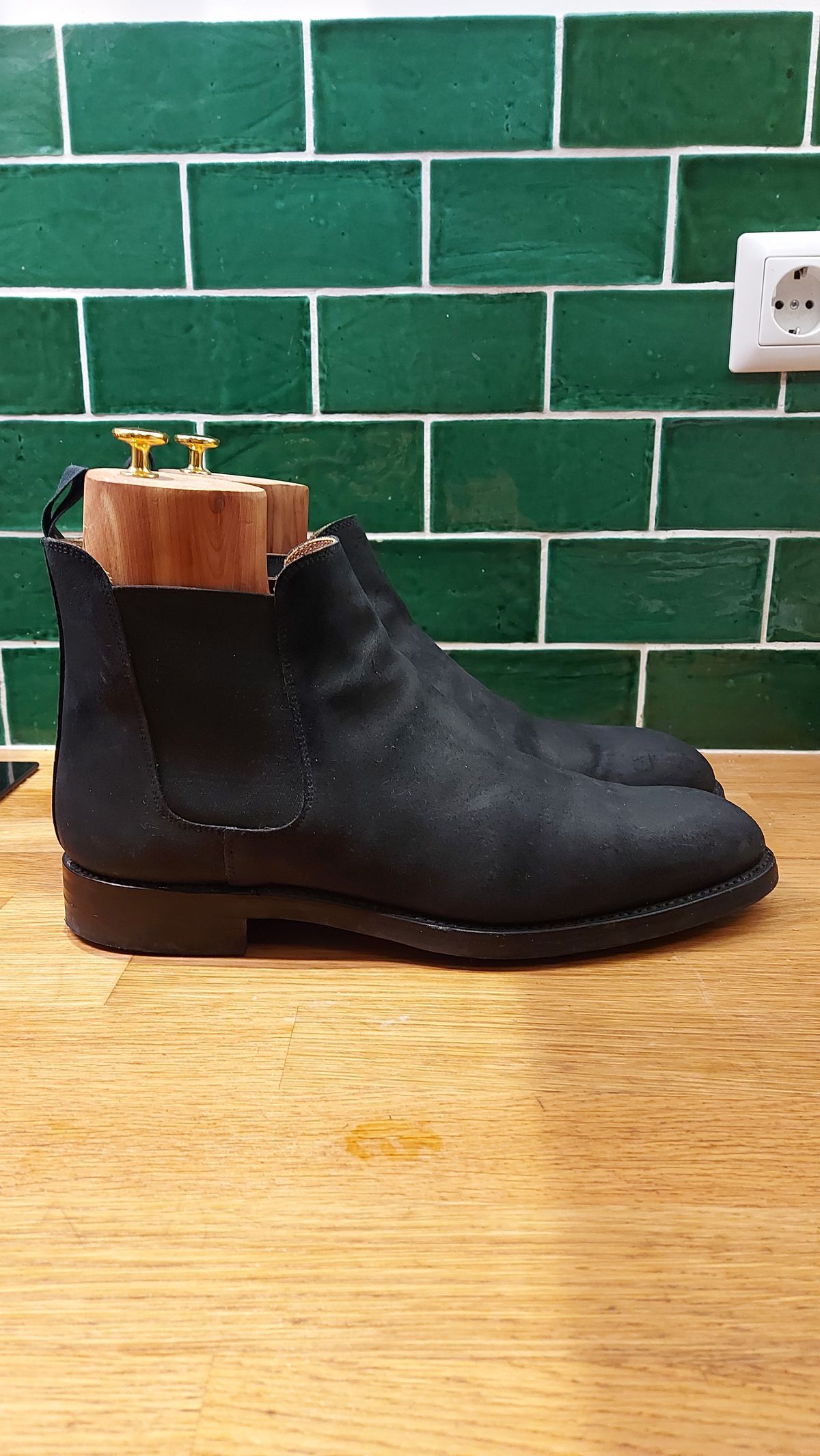 Photo by FightingAnts on November 2, 2023 of the Crockett & Jones Chelsea 5 in Navy Roughout Suede.