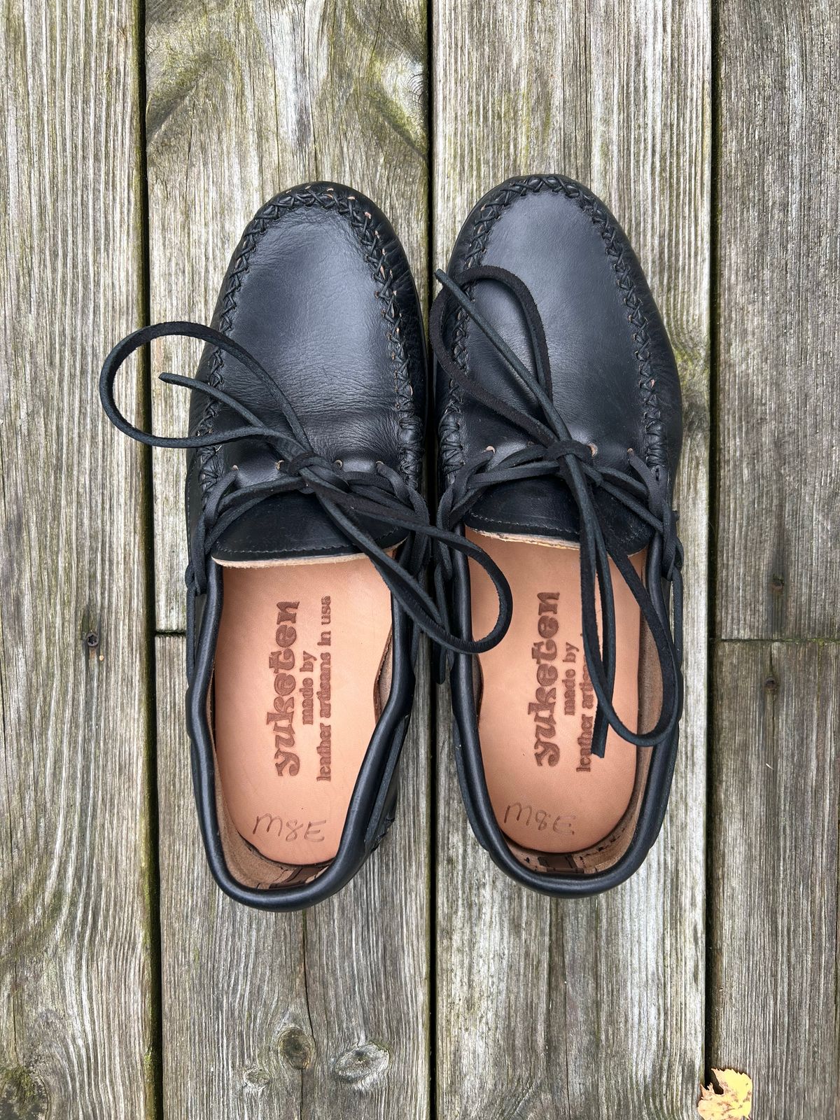 Photo by Snowcrashdenim on October 1, 2022 of the Yuketen Canoe Moc in Horween Black Chromexcel.