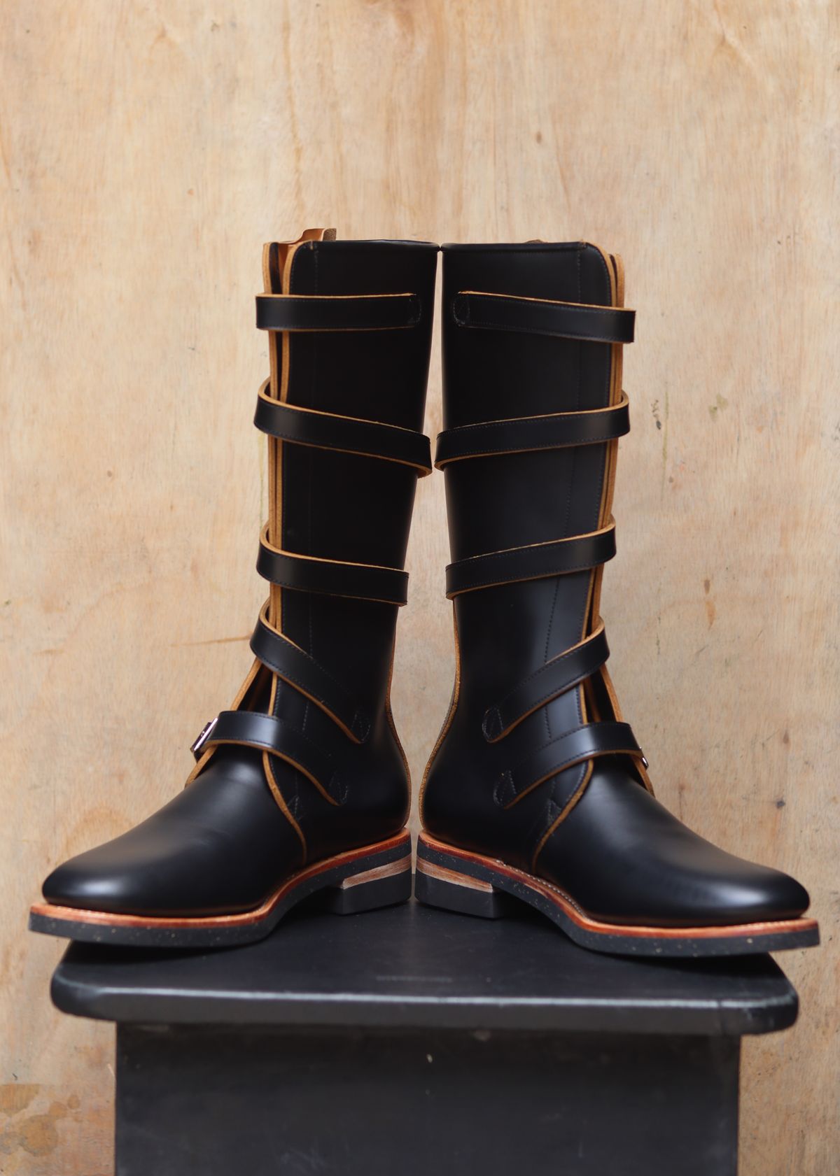 Photo by januardwijuang on September 30, 2025 of the Briselblack The Hanker Tanker Boots in S.B. Foot Black Dawson.