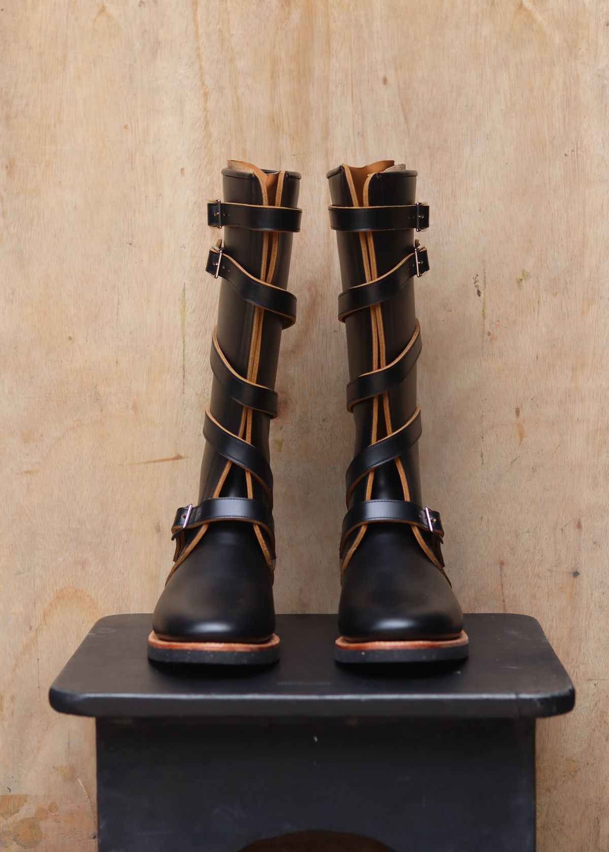 Photo by januardwijuang on September 30, 2025 of the Briselblack The Hanker Tanker Boots in S.B. Foot Black Dawson.