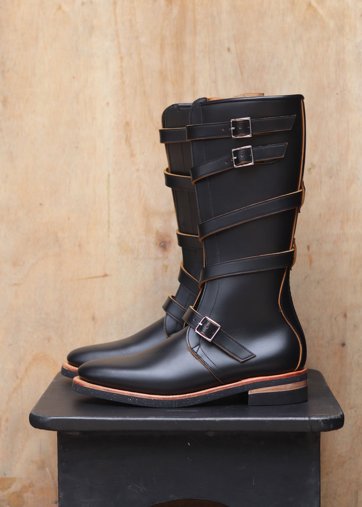 Photo by januardwijuang on September 30, 2025 of the Briselblack The Hanker Tanker Boots in S.B. Foot Black Dawson.