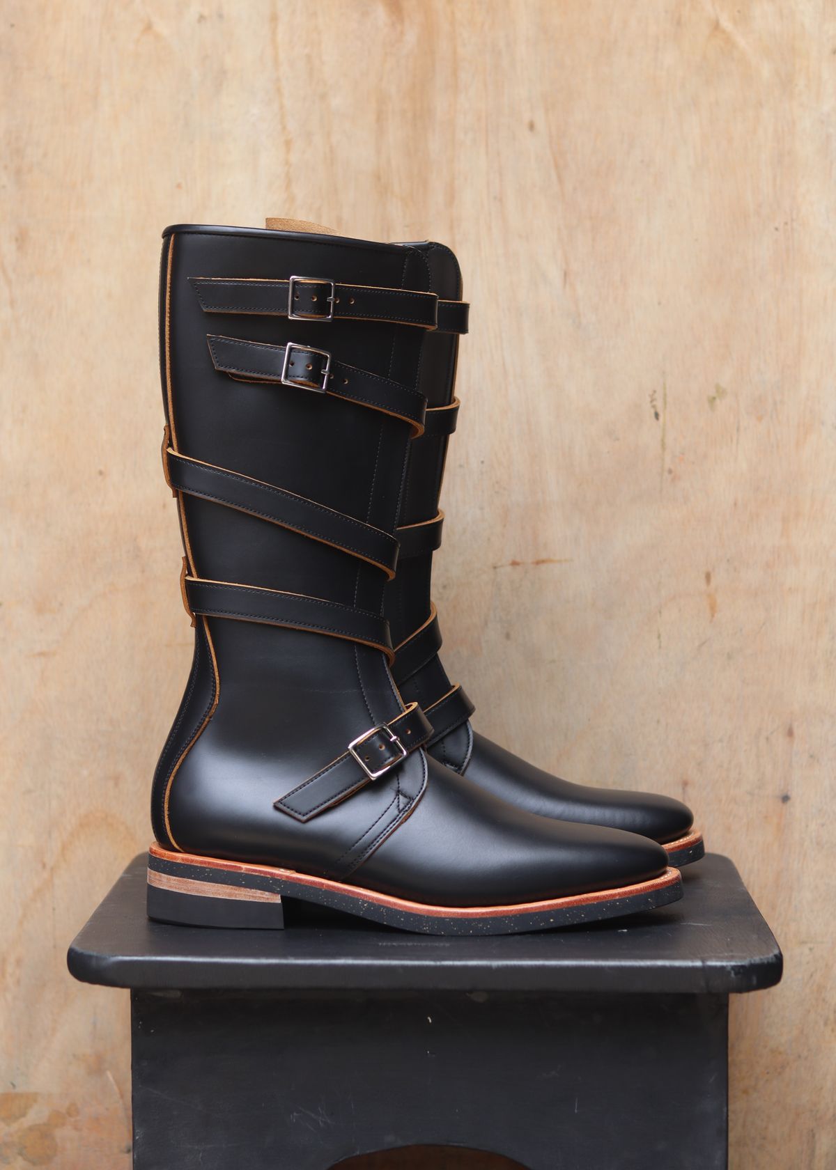 Photo by januardwijuang on September 30, 2025 of the Briselblack The Hanker Tanker Boots in S.B. Foot Black Dawson.