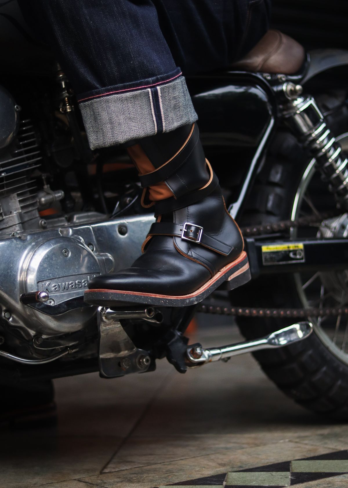 Photo by januardwijuang on October 7, 2025 of the Briselblack The Hanker Tanker Boots in S.B. Foot Black Dawson.