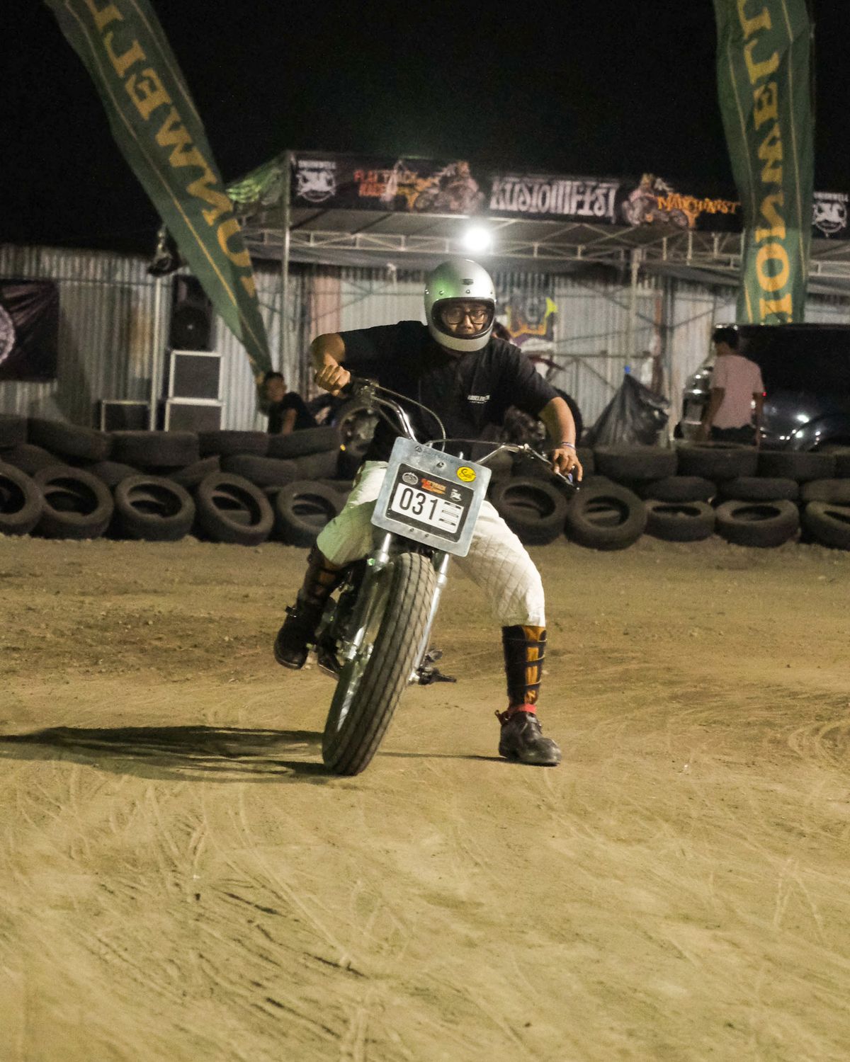 Photo by januardwijuang on October 8, 2025 of the Briselblack The Hanker Tanker Boots in S.B. Foot Black Dawson.