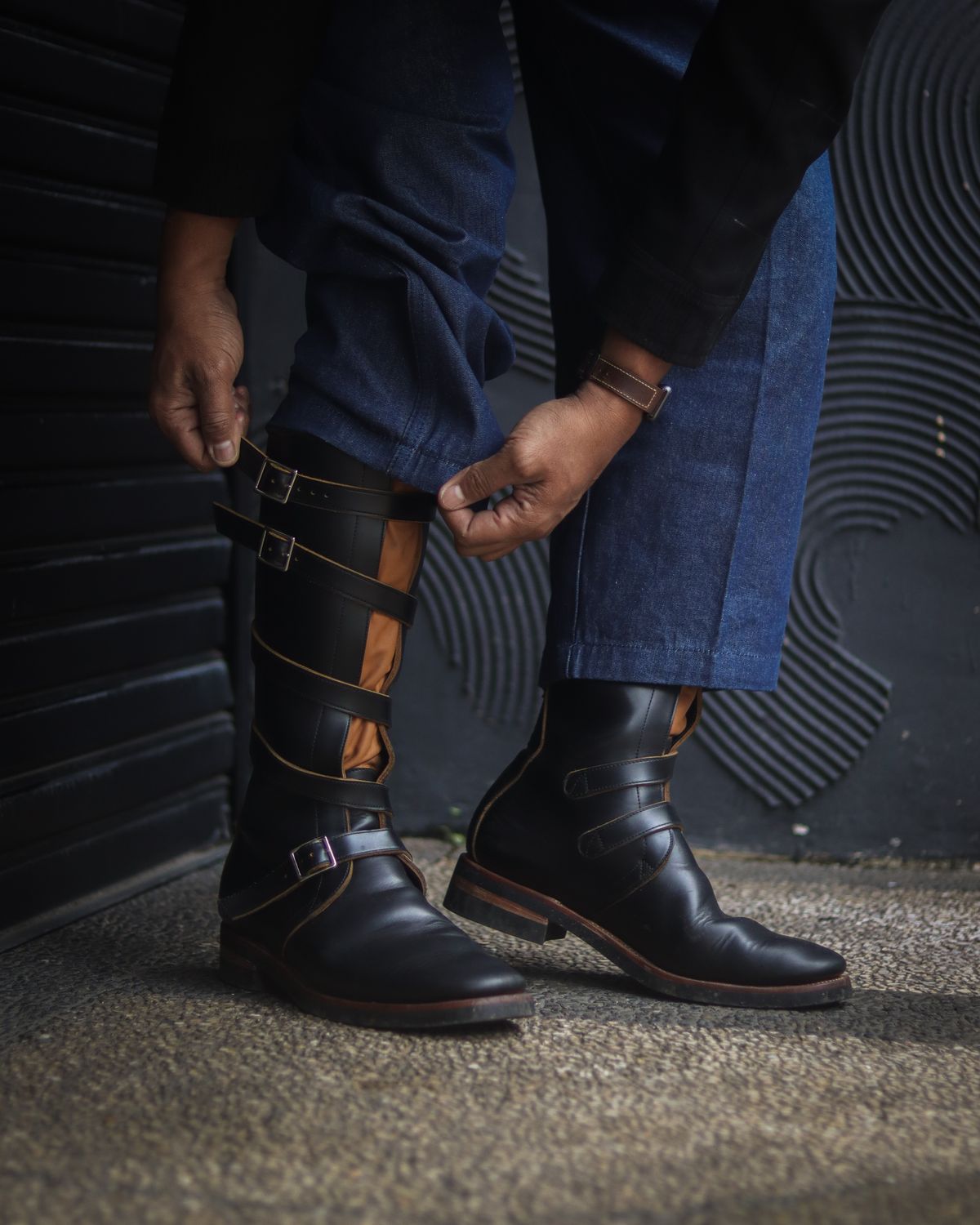 Photo by januardwijuang on October 28, 2025 of the Briselblack The Hanker Tanker Boots in S.B. Foot Black Dawson.